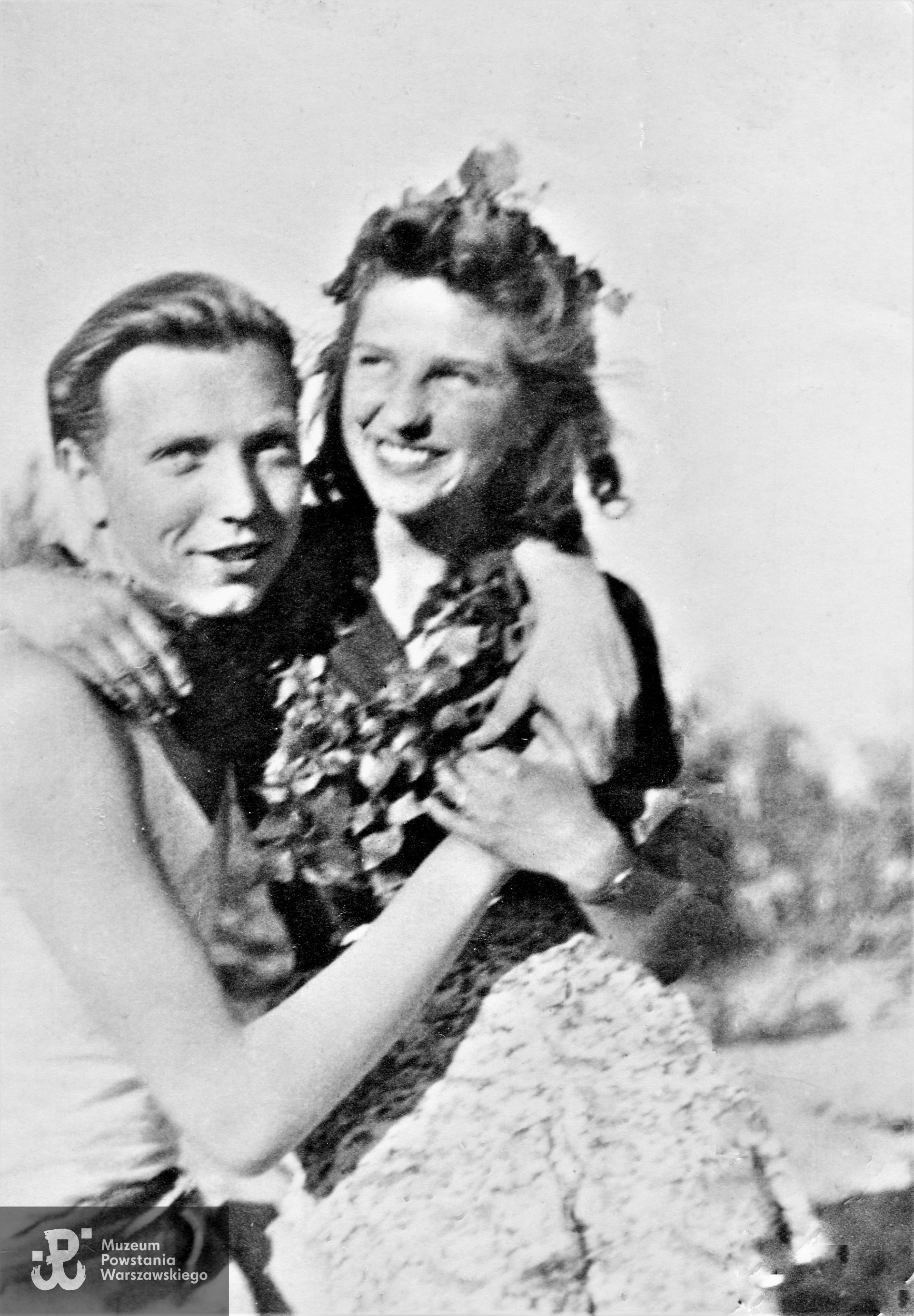 Fotografia z okresu okupacji niemieckiej, Warszawa, 1941 rok. Irena Sobiecka i Janusz Bełza ps. Bernard (w Powstaniu Warszawskim w szeregach zgrupowania  "Radosław" - Batalion "Czata 49"). Fot. ze zbiorów rodzinnych, udostępniła p. Ewa Mickiewicz z domu Gadzińska