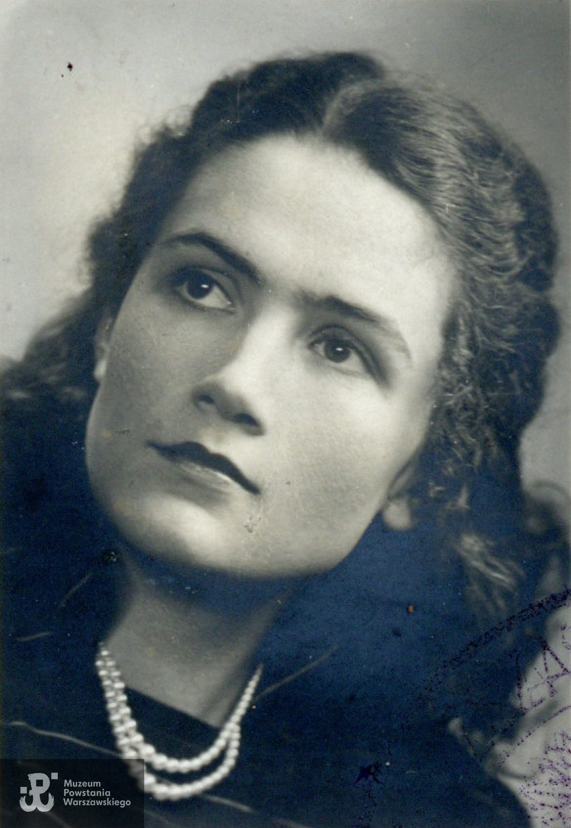 Ze zbiorów Pani Teresy Neuman, do wykonania kopii udostępnił p. Wojciech Fudala, wnuk Teresy Wandy Neuman z d. Rose. Skany wykonano w Muzeum Powstania Warszawskiego w maju 2023 r.