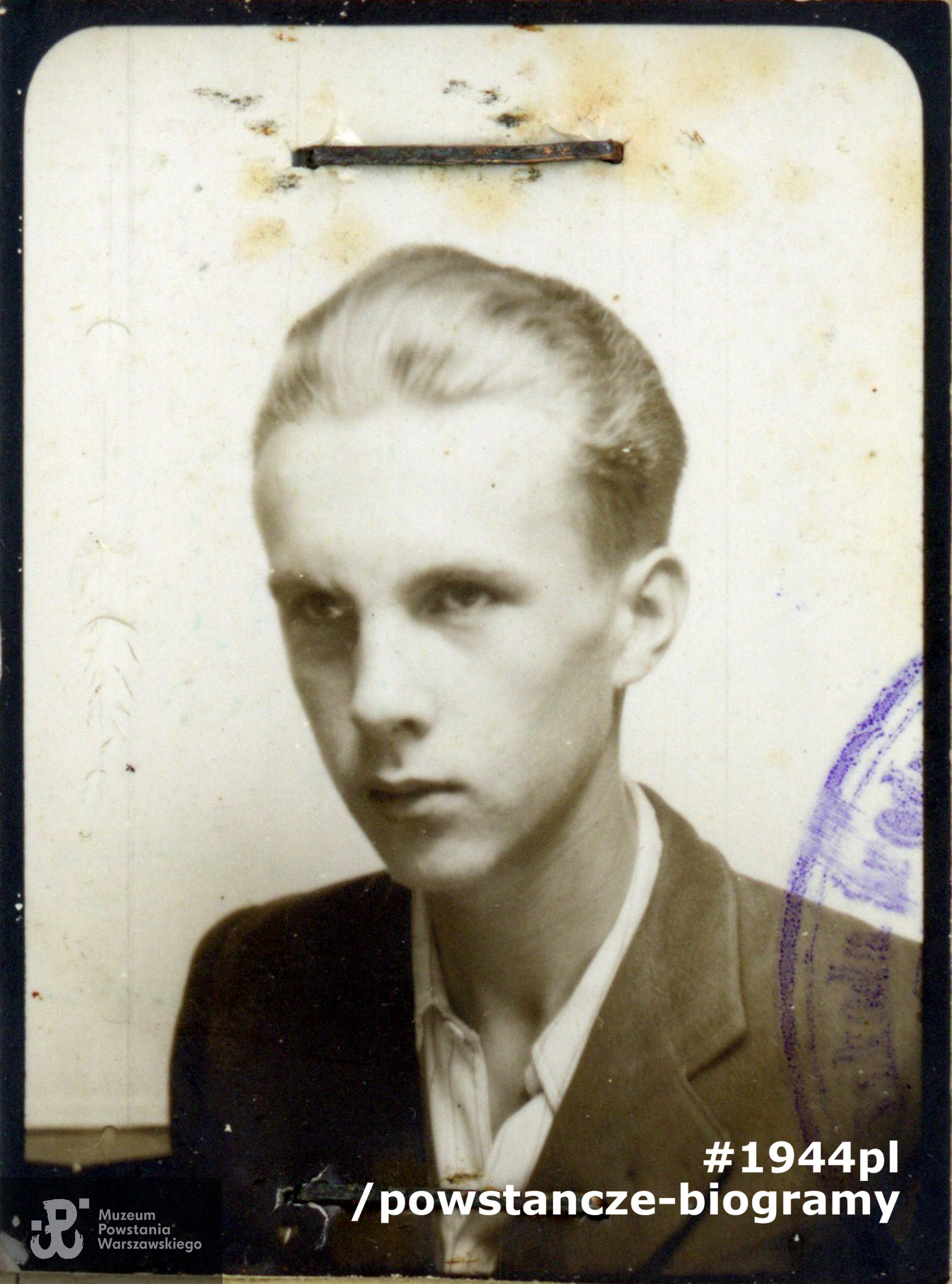 Janusz Bonawentura Jarzęcki "Jarema"(1926-2019). Fotografia legitymacyjna z okresu okupacji. Dokument ze zbiorów Muzeum Powstania Warszawskiego, sygn. P/5327/07, dar  p. Janusza Bonawentury Jarzęckiego.