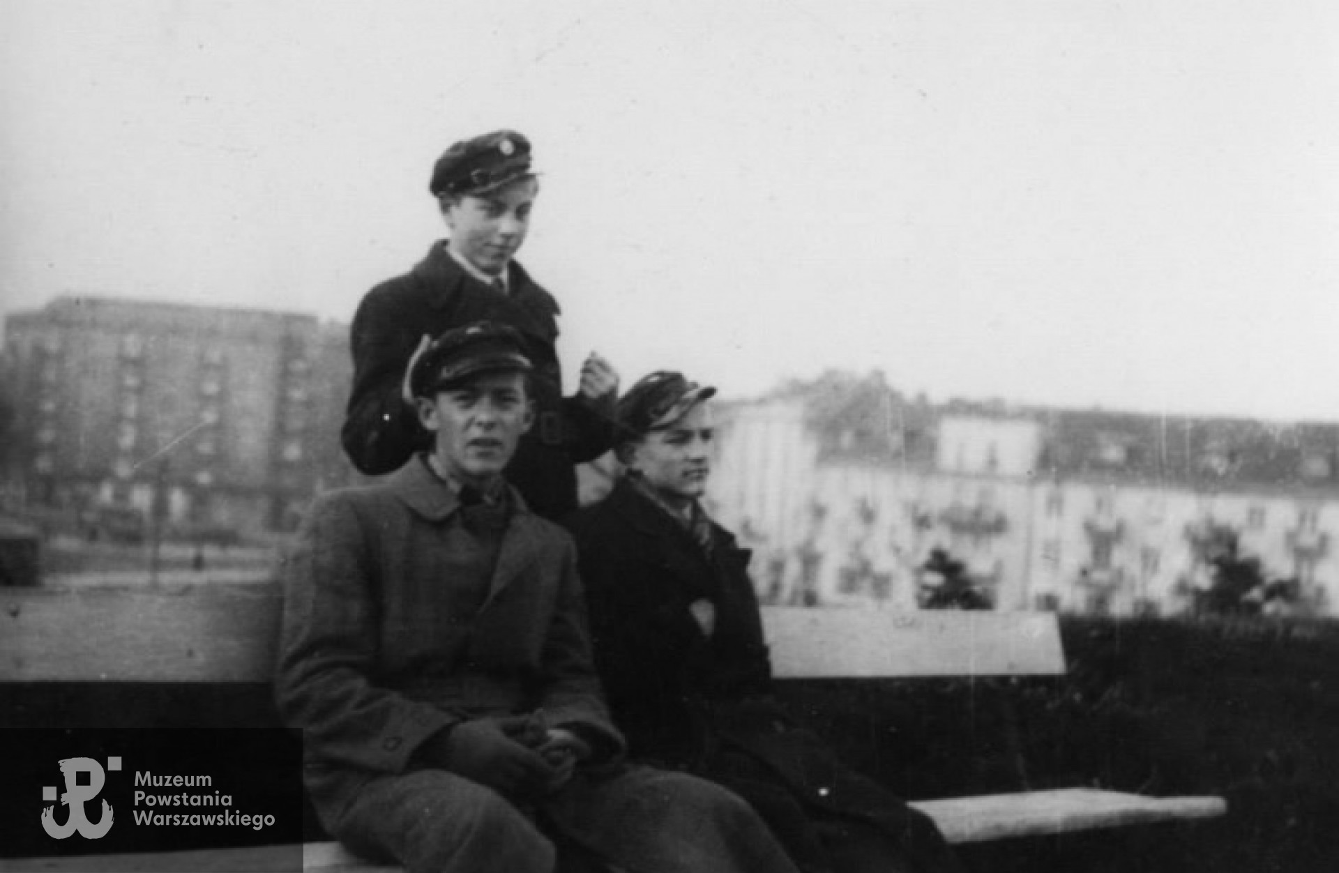 Listopad 1939. Olgierd Budrewicz (siedzi pierwszy od lewej) z kolegami na ławce w Parku im. Stefana Żeromskiego na Żoliborzu. Fot. NN / MPW