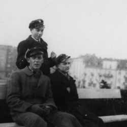 Listopad 1939. Olgierd Budrewicz (siedzi pierwszy od lewej) z kolegami na ławce w Parku im. Stefana Żeromskiego na Żoliborzu. Fot. NN / MPW