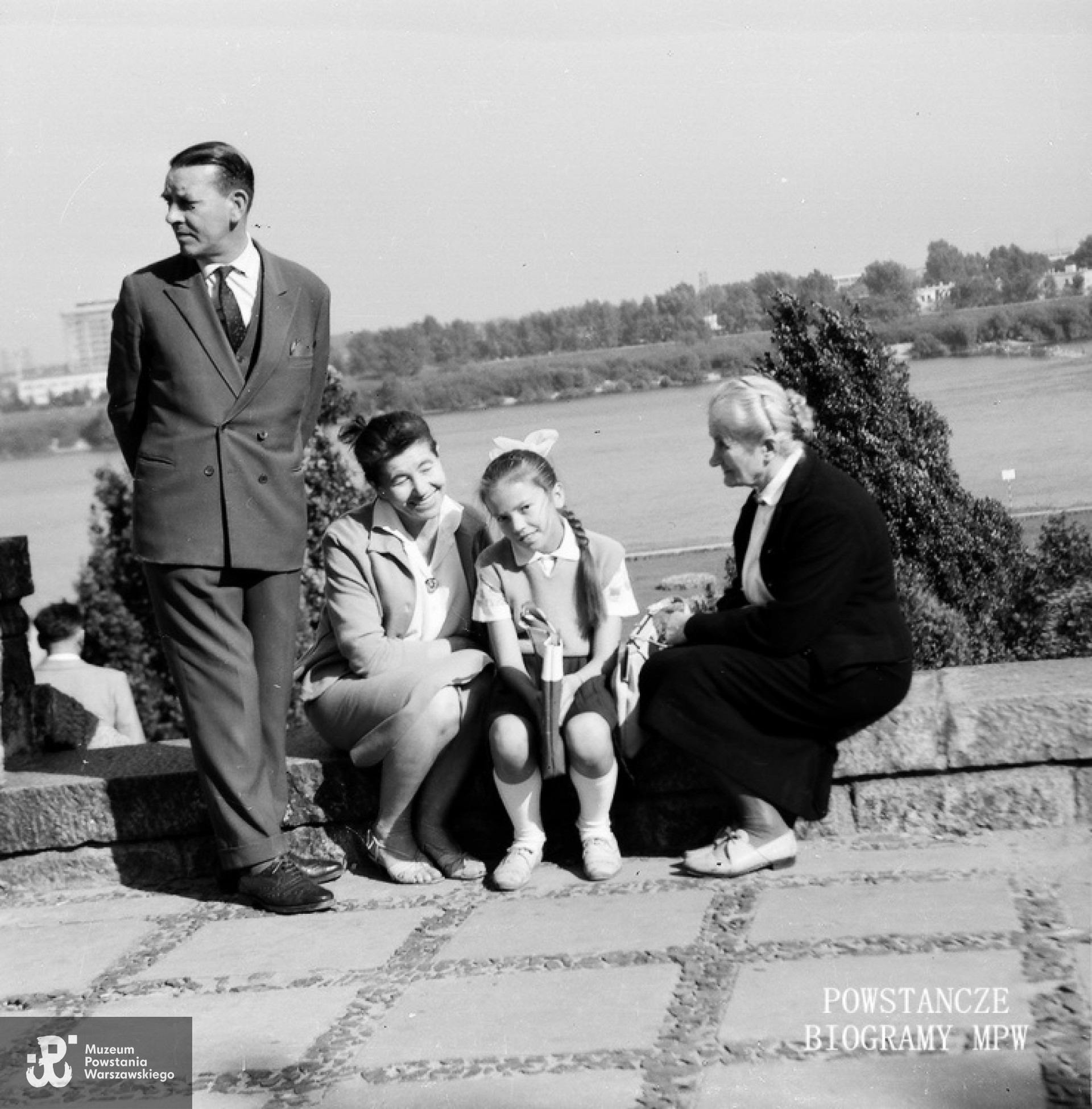 Marian Mieczyński na spacerze z żoną Marią oraz córkami: Anną i Zofią. Na zdjęciu także babcia, Zofia Wysokińska. Fot. udostępnione przez p. Annę Mieczyńską-Jerominek z archiwum rodzinnego.