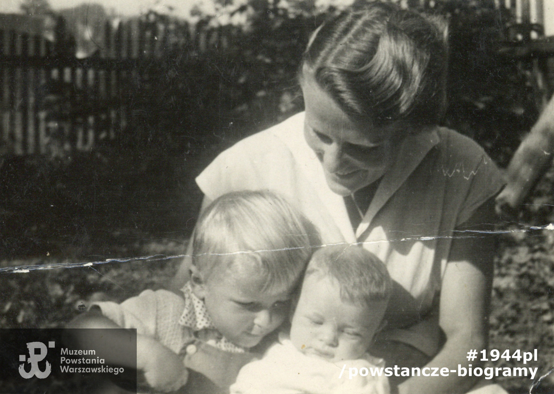 1954 rok - Alina z synami, Janem (z lewej) i Piotrem (z prawej). Fot. ze zbiorów rodzinnych udostępnione przez p. Jana Polaczka, syna Aliny Polaczkowej z d. Rutkowskiej ps. Alina