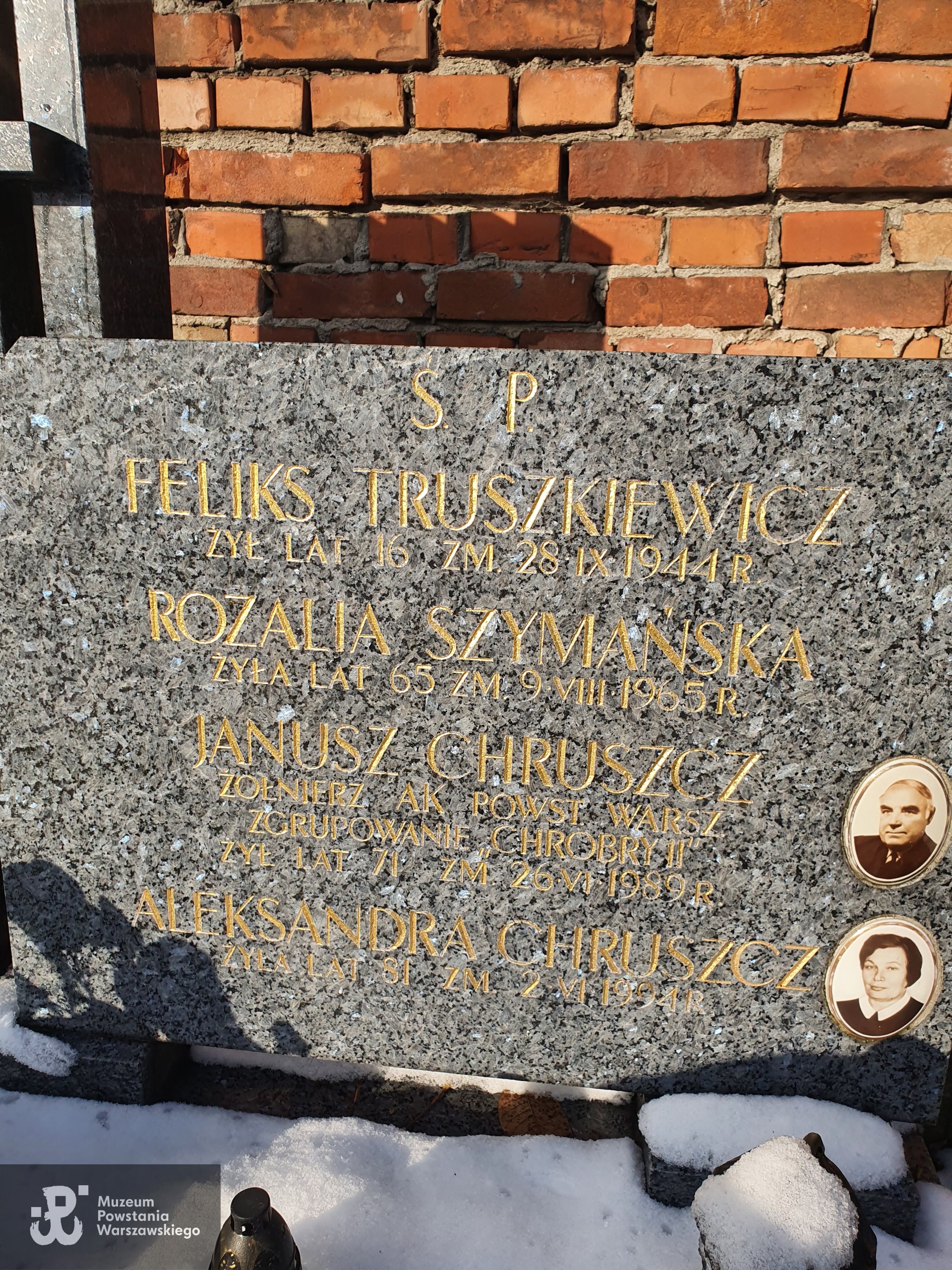 Cmentarz Wolski, kwatera  114-1-174, miejsce pochowania Janusza Chruszcza ps. Wariat i poległego podczas Powstania Warszawskiego Feliksa Truszkiewicza (Truśkiewicza). Fot. udostępniła p. Monika Wierzbicka-Trukawka, prawnuczka p. Aleksandry Chruszcz