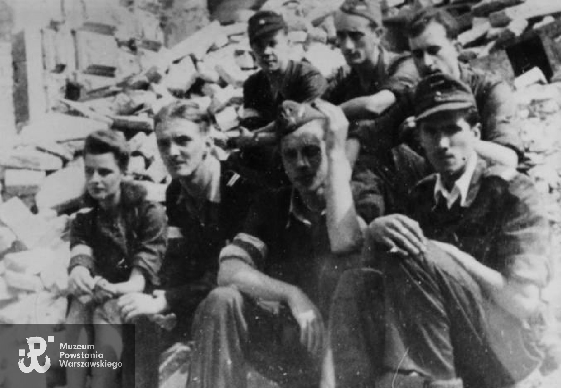 Kompania "Grażyna" - "OS-y" (oddział specjalny) Od prawej : pierwszy  "Wypad"  (Witold Kieżun), trzeci "Turek" Staś Kiciński  i Danka Megreczyńska. Fot. z archiwum Marii Pajzderskiej.