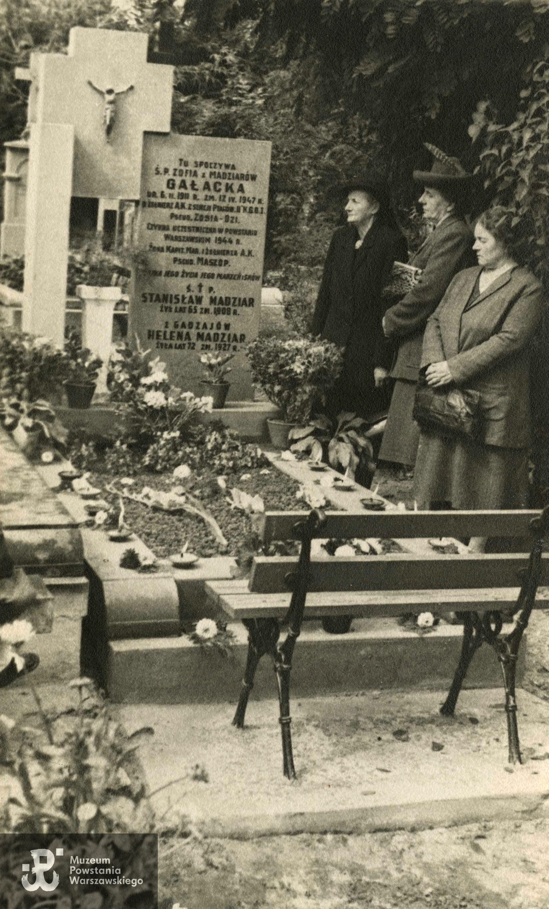 Zofia Madziar (z męża Gałacka), pseud. Zosia, urodziła się 6 lutego 1911 r. w Warszawie.  Napis  na nagrobku (już nieistniejącym) na cmentarzu Bródnowskim informował, że była żołnierzem AK z sekcji "Ptaków" oraz czynną uczestniczką Powstania Warszawskiego 1944, żoną kapitana Marynarki, żołnierza AK i cichociemnego Adolfa Gałackiego pseud. Maszop. Fot. ze zbiorów rodzinnych udostępniła p. Iwona Madziar.