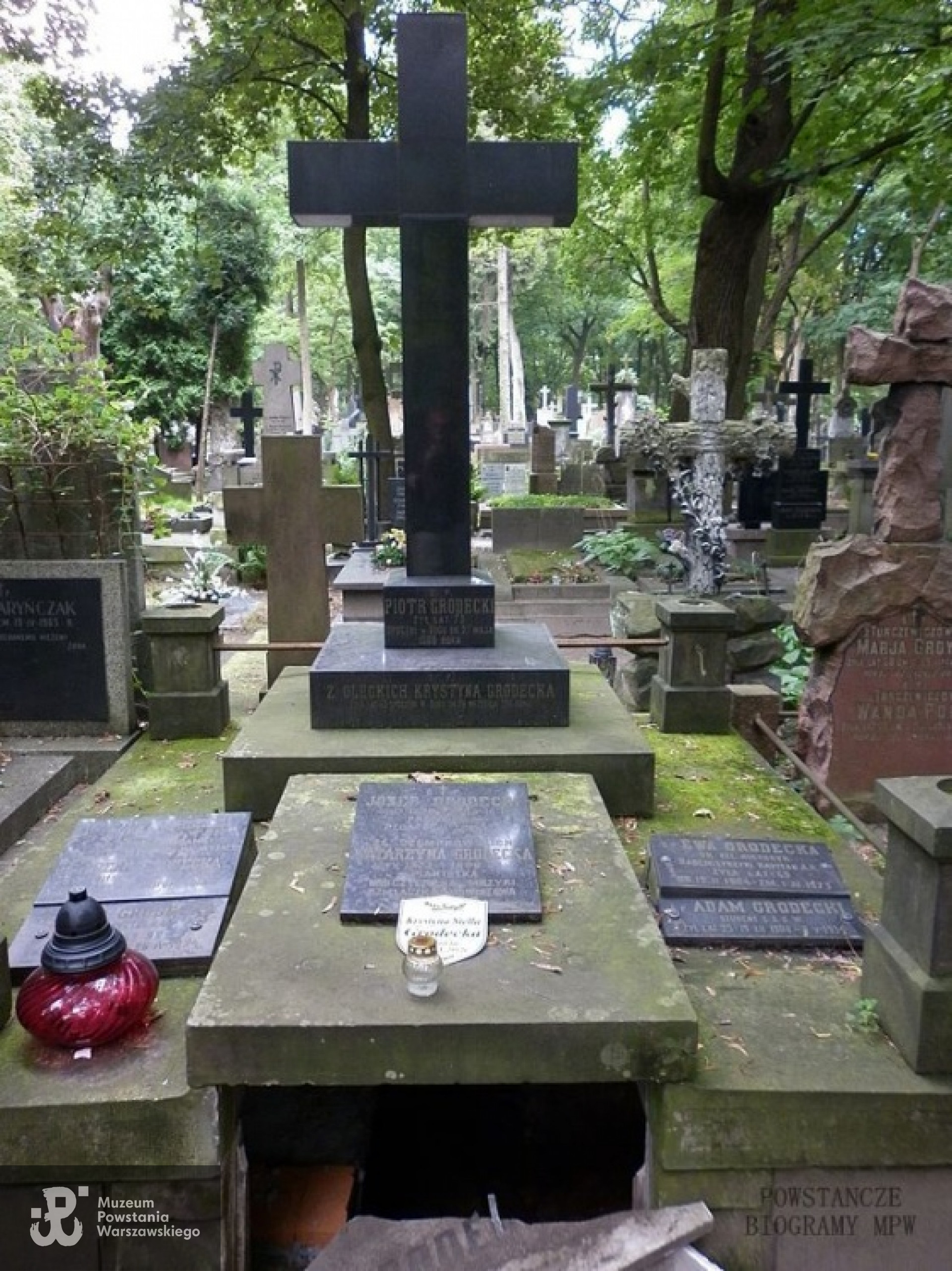 Mogiła  hm. Ewy Grodeckiej na Cmentarzu Powązkowskim w Warszawie. <i>Źródło fot. Wikipedia</i>