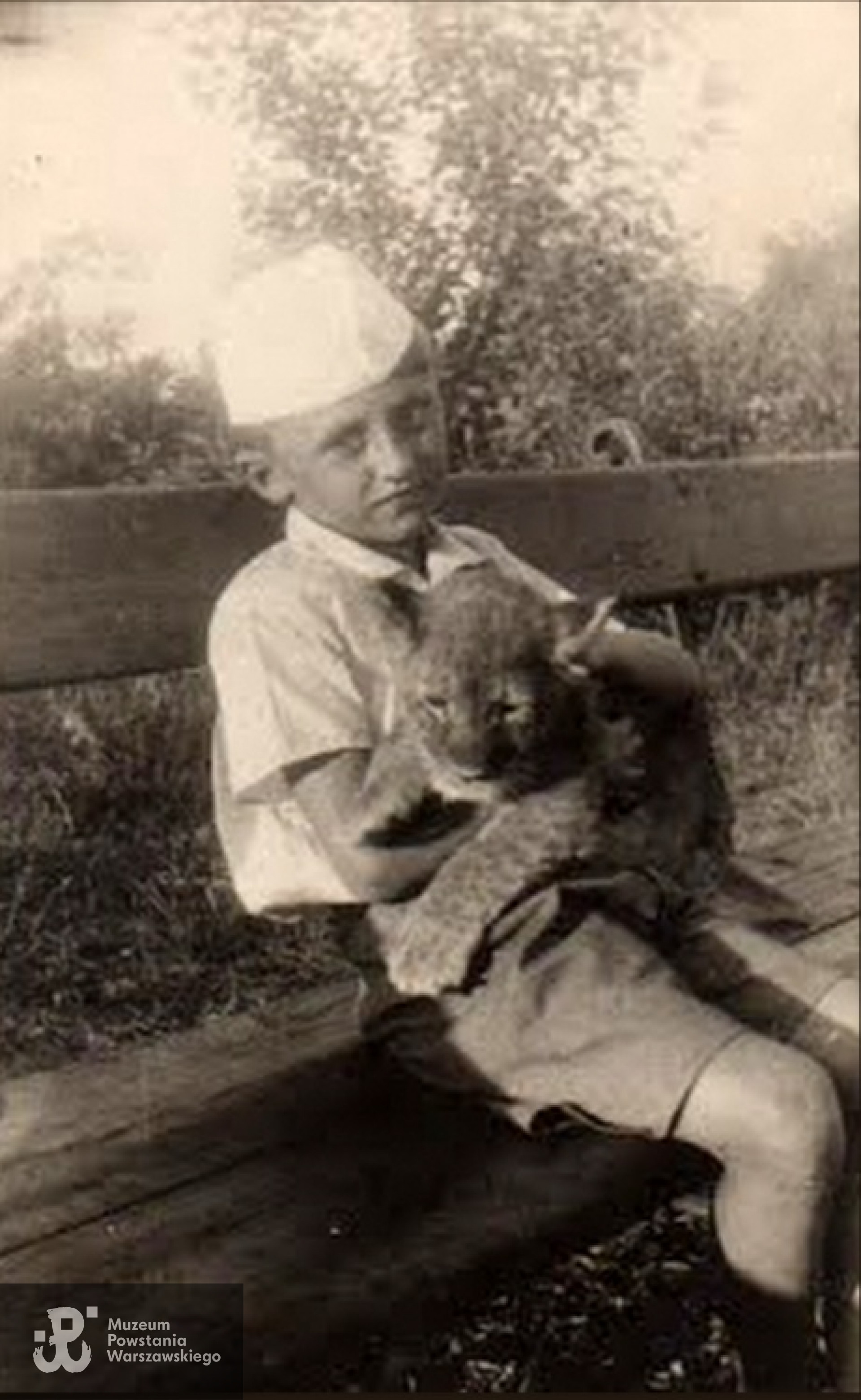Oskar Janusz Królikowski w Ogrodzie zoologicznym, 1936 r. Ze zbiorów Pawła Królikowskiego / Archiwum 2. HBAP "Żbik"