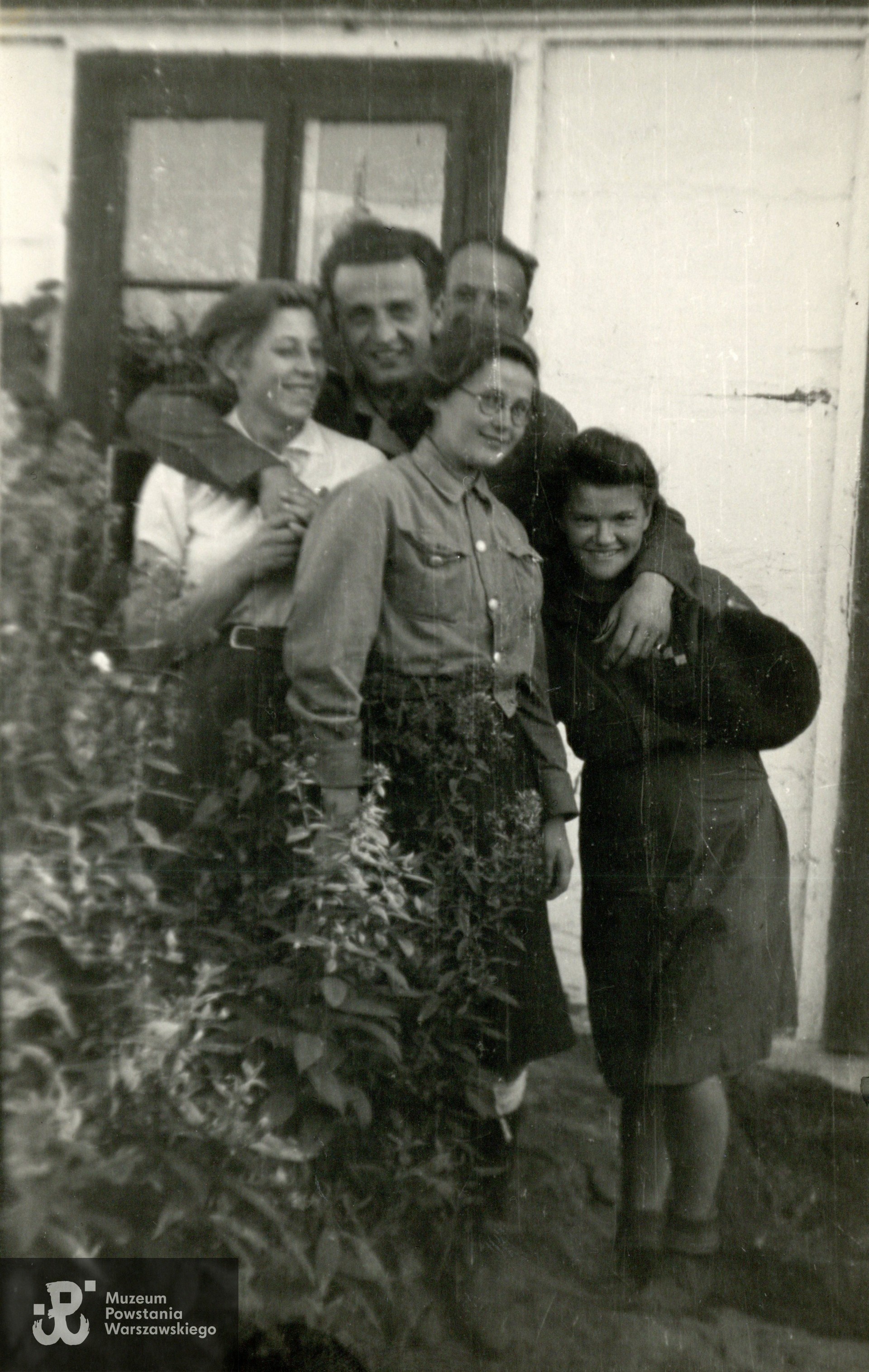 Wiersze, 1944 rok, por. Tadeusz Gaworski ps. Lawa drugi od lewej, pierwsza z prawej stoi Bogumiła Przeorska (po wojnie Bareńska-Bukowska) ps. Wisła, Niusia. Fot. pochodząca ze spuścizny po p. Bogumile Bareńskiej-Bukowskiej,  udostępniła p. Julia Kisielewska. Skan wykonano w  Muzeum Powstania Warszawskiego, 12/2024