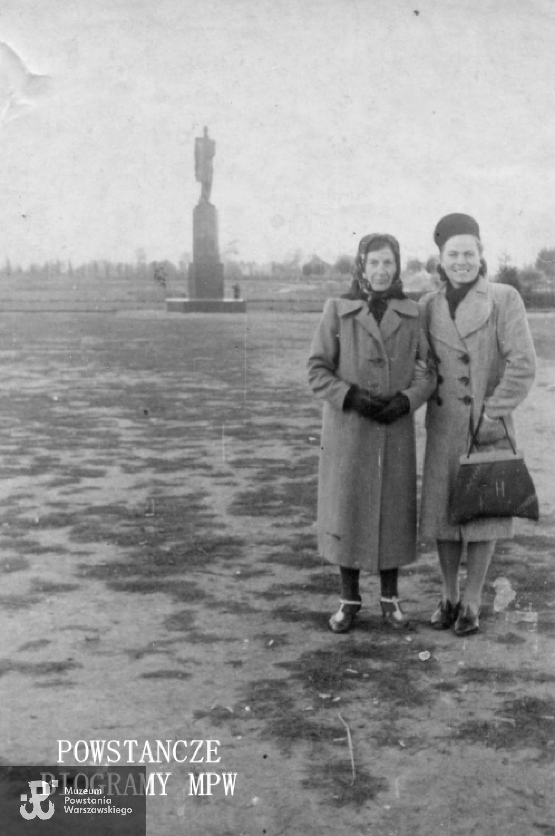 Park Sowińskiego - 1943 rok. Na zdjęciu Halina z matką Józefą Kodorską z Dąbrowskich.Fot. z archiwum rodzinnego Bożeny Jóźwiak