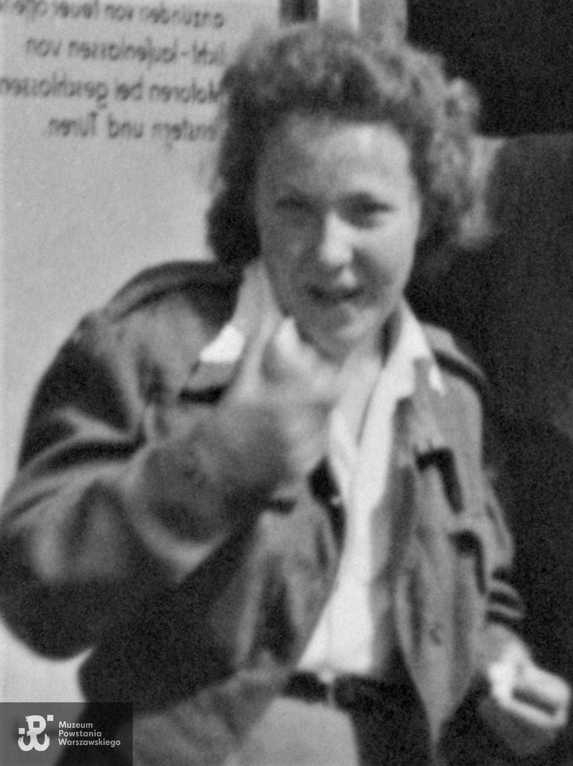 Danuta Banaszek, po mężu Szlachetko ps. Wira.  Powiększony fragment szerszegu ujęcia. Ze zbiorów Muzeum Powstania Warszawskiego, sygn. P/9646, dar p. Haliny Jędrzejewskiej - Chodzickiej ps. Bebi