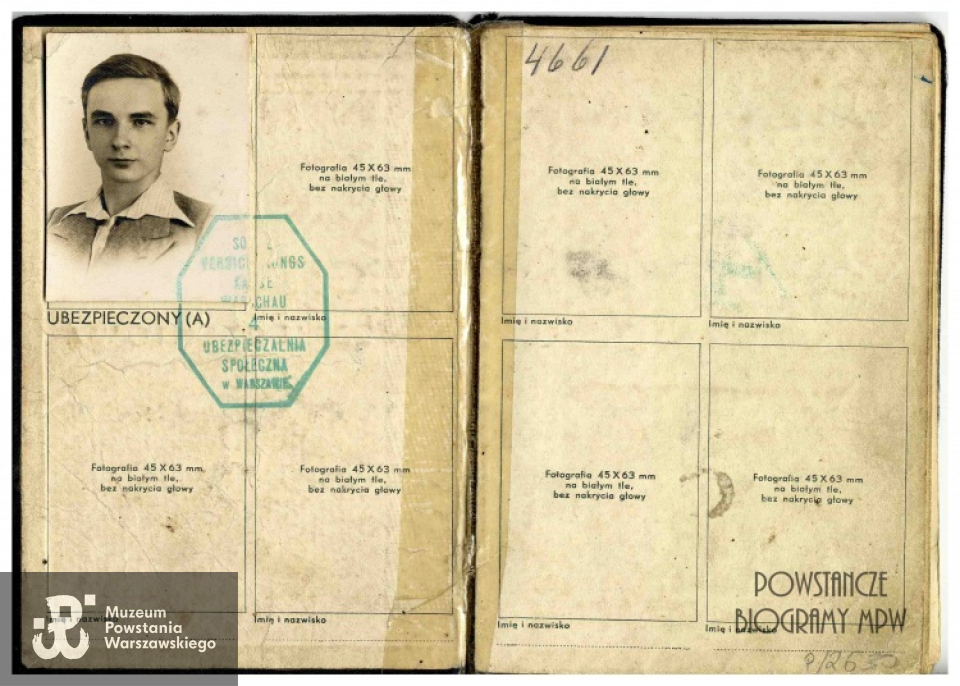 Należąca do Lecha Adamczyka legitymacja ubezpieczeniowa z czasów okupacji. Ze zbiorów Muzeum Powstania Warszawskiego, P/2630