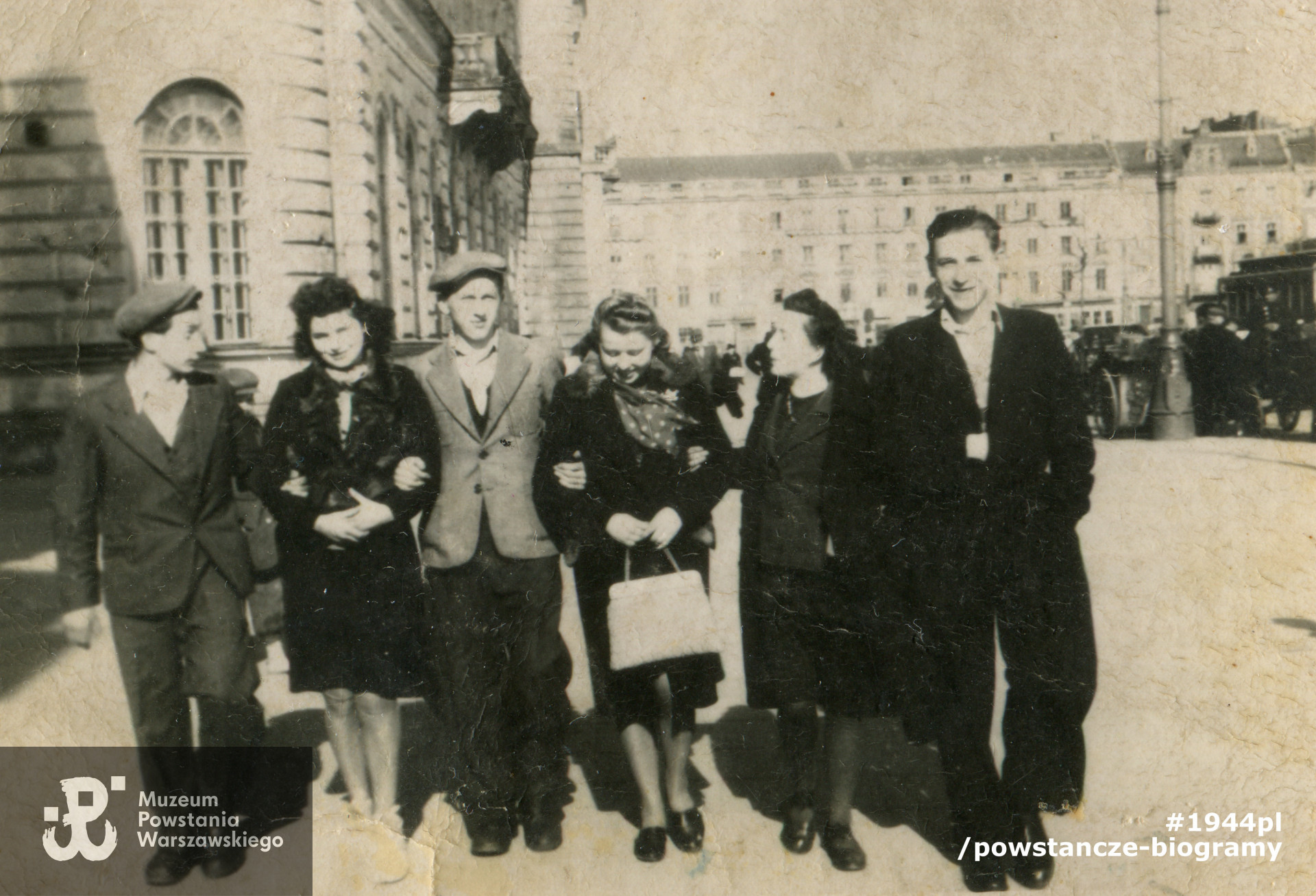 Fotografia wykonana na Placu Teatralnym w Warszawie, 1943 rok. Widoczni od lewej: Leon Owsiewicz (zginął tragicznie po wojnie jako ofiara napadu rabunkowego na Grochowie ok. 1946-1947 roku), Helena Mańkowska, Jerzy Michalski (trzeci od lewej), dalej: Wanda (?) - NN, Marysia (NN) i Eugeniusz (NN), który zginął wraz z ojcem w obozie koncentracyjnym. Fot. ze zbiorów prywatnych Pana Jerzego Michalskiego "Cygana".