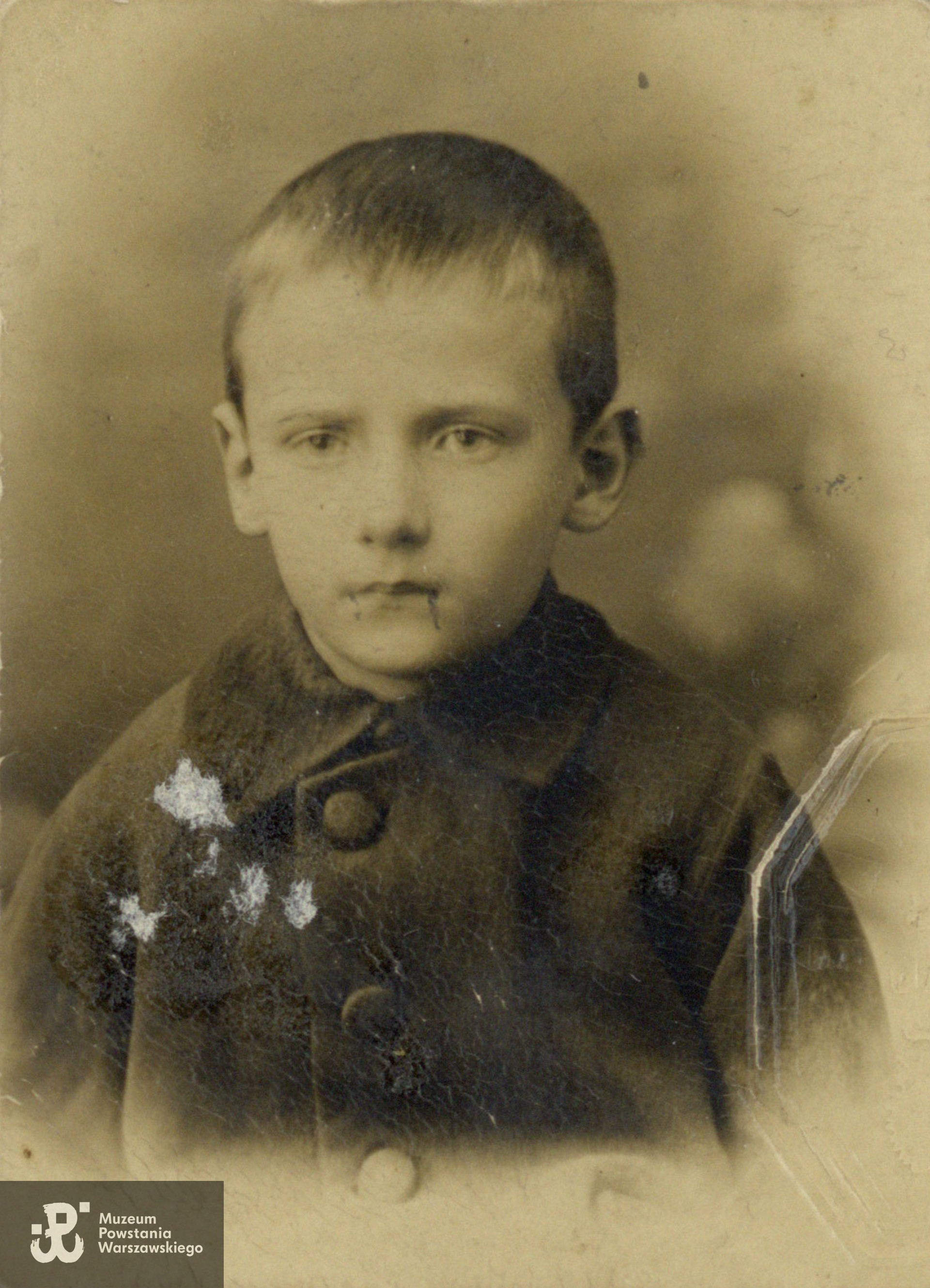 strz. Tadeusz Stanisław Jasieński ps. Stanisław (1921-1944). Fotografia ze zbiorów rodzinnych p. Pauliny Rastawieckiej udostępniona za pośrednictwem p. Elizy Pelc. Skan wykonano w Muzeum Powstania Warszawskiego w styczniu 2024