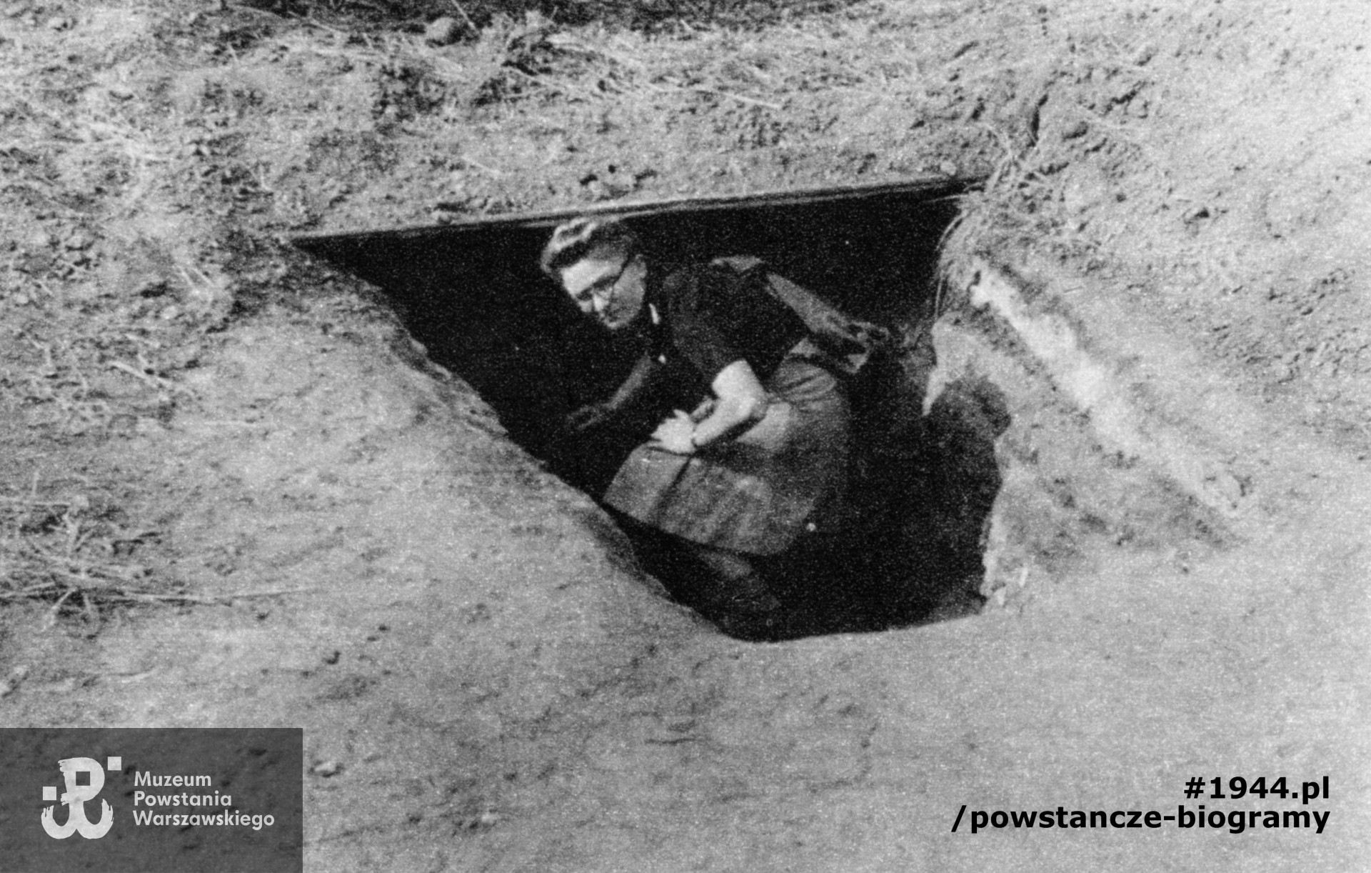 Powstanie Warszawskie, Danuta Koziej - Wrzosińska na rogu ulic Kruczkowskiego i Tamki. Zdjęcie pochodzi z albumu pt. „Miasto Nieujarzmione” -  Wydawnictwo Iskry, Warszawa 1957. Fot. udostępnione przez p. Danutę Koziej - Wrzosińską