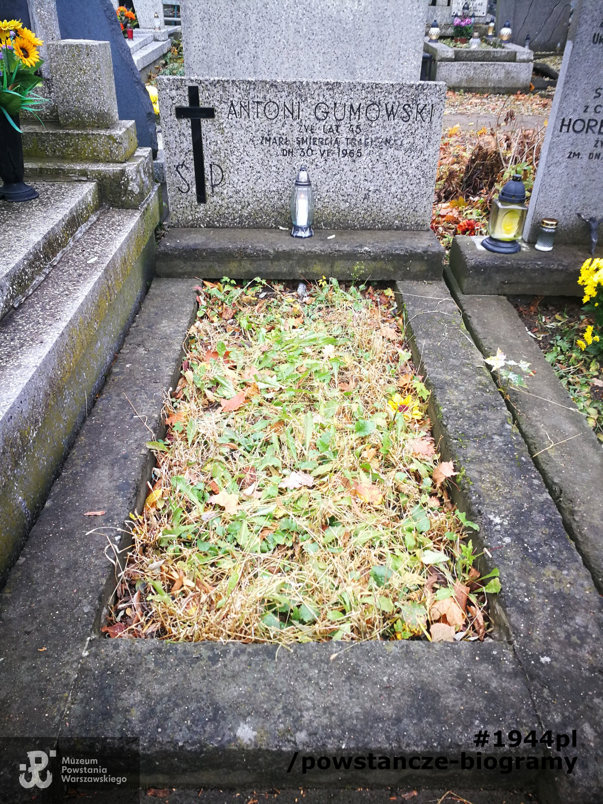 Cmentarz Bródnowski w Warszawie, aleja  75B, rząd 2, grób 3.  Fot. ze zbiorów rodzinnych, udostępnił p. Jerzy Gumowski, syn Powstańca