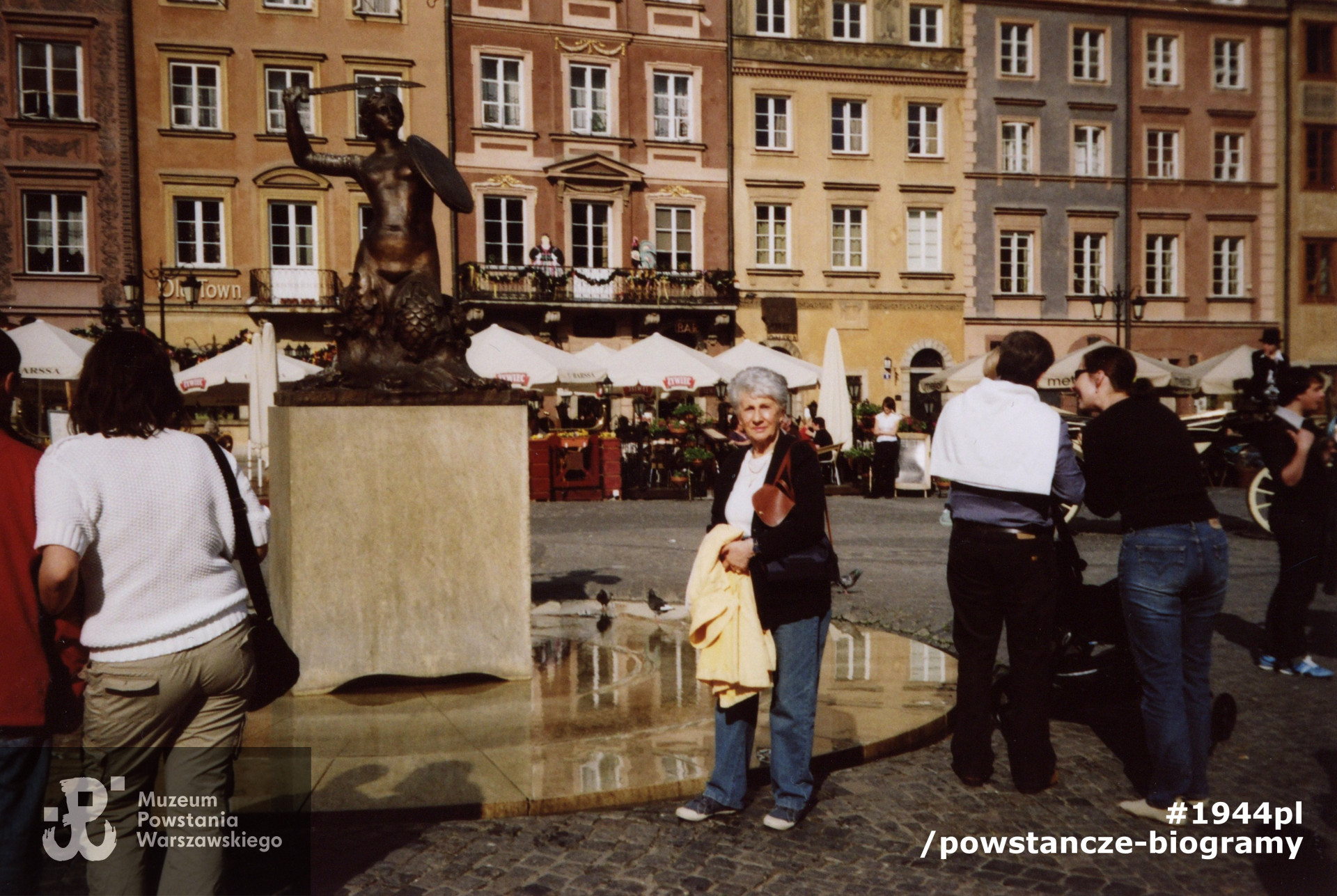 Podczas ostatniej wizyty w Warszawie w maju 2012 roku, przy pomniku Syrenki na Rynku Starego Miasta. Fot. z archiwum rodzinnego udostępniła p. Maria Bourquin - Rulska
