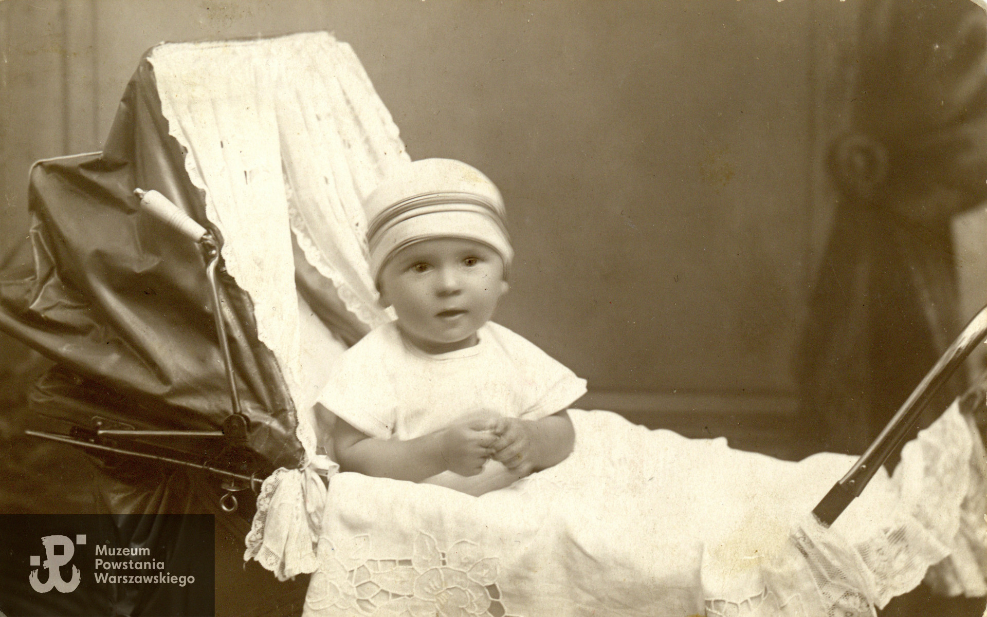 Edward Kwiatkowski, późniejszy "Edek", "Czarny" w okresie wczesnego dzieciństwa, II połowa lat 20-tych XX w. (1927). Fot. ze zbiorów rodzinnych,  udostępniły  p. Dorota Zbiegniewska-Lech i p. Anna Zbiegniewska-Lis, siostrzenice Powstańca. Skany wykonano w Muzeum Powstania Warszawskiego w lutym 2024 r. 