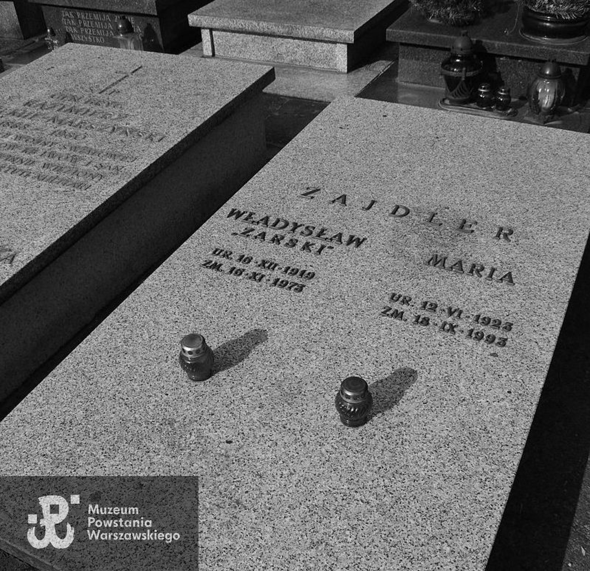 Grób Władysława Zajdlera na Cmentarzu Wojskowym na Powązkach. <ul> <i>Źródło fot. Wikipedia</i> </ul> Autorem zdjęcia jest p. Mateusz Opasiński