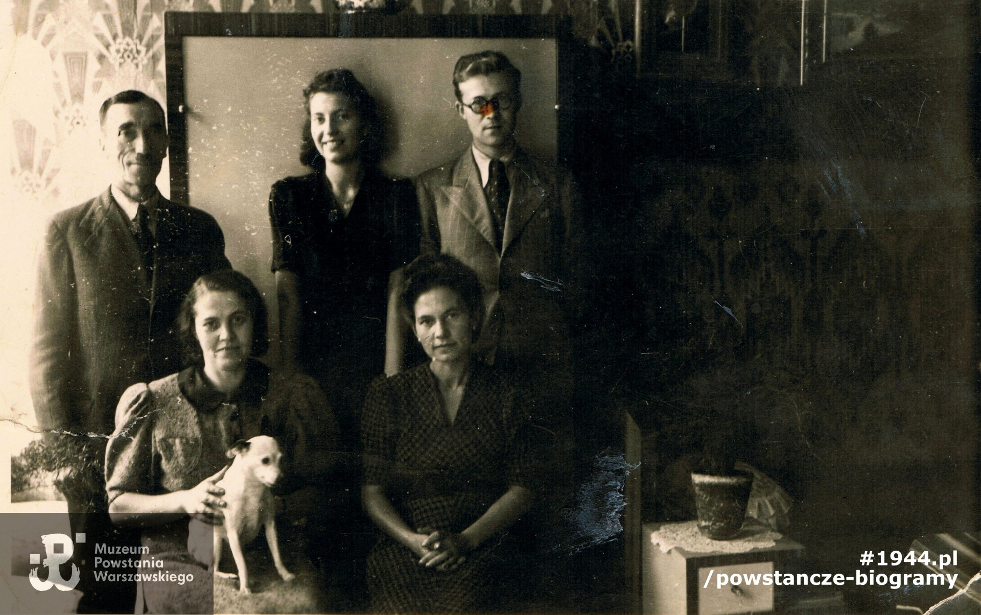 Fotografia rodzinna, stoją od lewej Henryk Puławski, jego córka Krystyna Puławska ps. „Sarenka”, brat cioteczny Krystyny - Józef Kuciak ps. „Rower", siedzi Janina Puławska z domu Wiśniewska, matka Krystyny (pierwsza z lewej - z psem na kolanach). Fot. z archiwum rodzinnego udostępniła p. Iwona Ewa Kirejczyk 