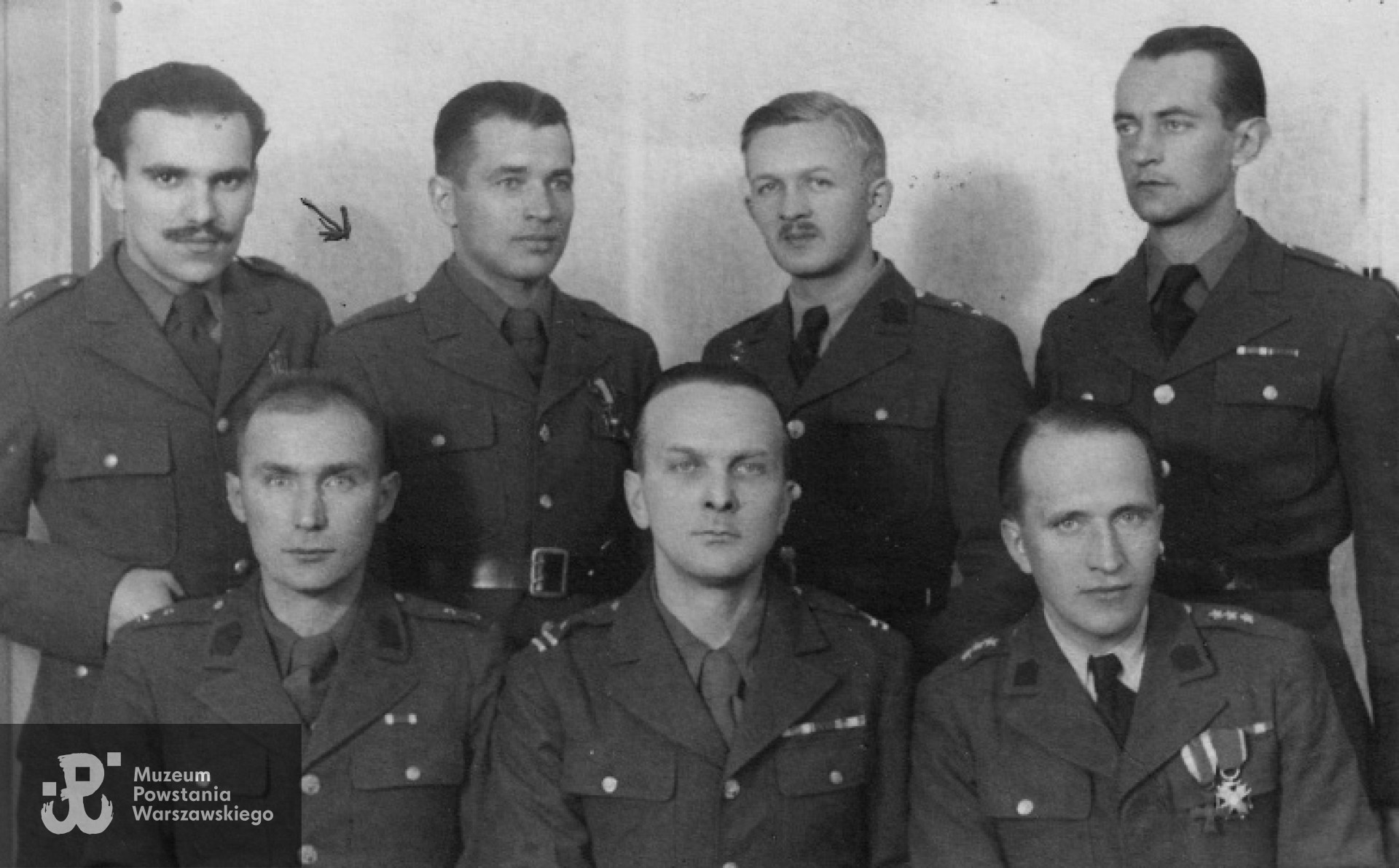 Grupa jeńców w Oflagu Murnau - por. Stanisław Kulma zaznaczony strzałką