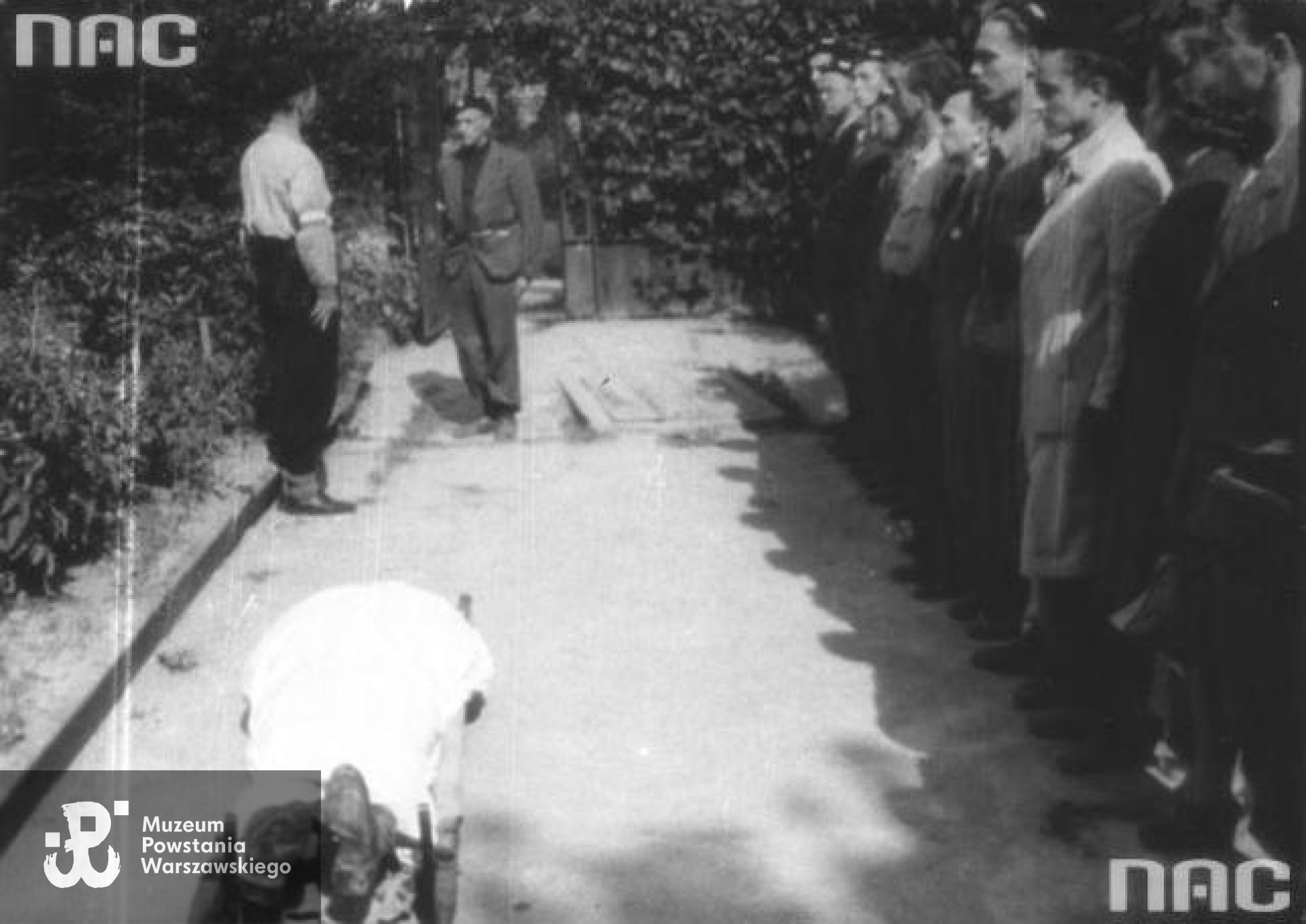 Żołnierze dywizjonu "Jeleń" oddają  hołd poległemu ppor. Stanisławowi Jenike "Hańskiemu". Z lewej: dowódca dywizjonu rtm. Lech Głuchowski "Jeżycki" i dowódca 4 szwadronu por. Konstanty Bronikowski. Archiwum Fotograficzne Stefana Bałuka, fot. NAC