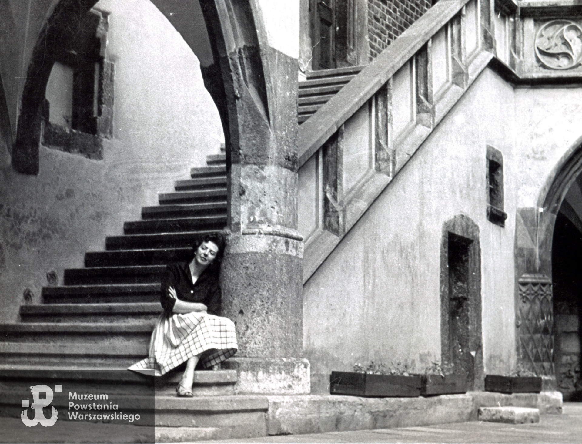 Fotografia powojenna pochodząca  ze spuścizny po Wandzie Janickiej z d. Nowakowskiej,   przekazał p. Jerzy Marcinek, źródło: Teczki personalne uczestników Powstania Warszawskiego: Nowakowska Wanda