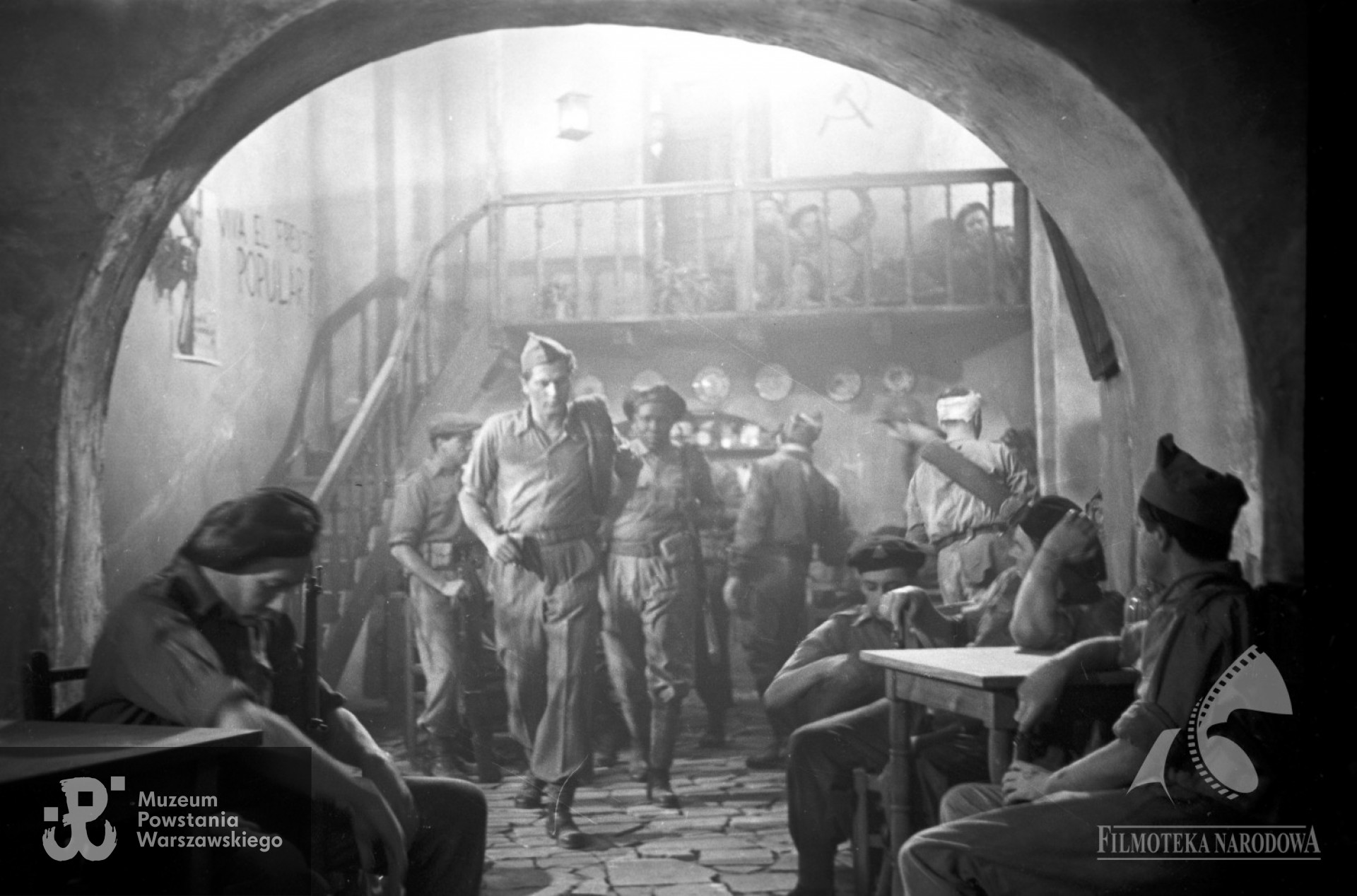 „Żołnierz Zwycięstwa" w reż. Wandy Jakubowskiej (1953). Fotografia ze zbiorów Filmoteki Narodowej - Instytut  Audiowizualny - Studio Filmowe ”Kadr", autor Kazimierz  Wawrzyniak  <strong><i> fototeka.fn.org.pl</i></strong>. Identyfikacja  -  p. Piotr Śmiałowski, FINA