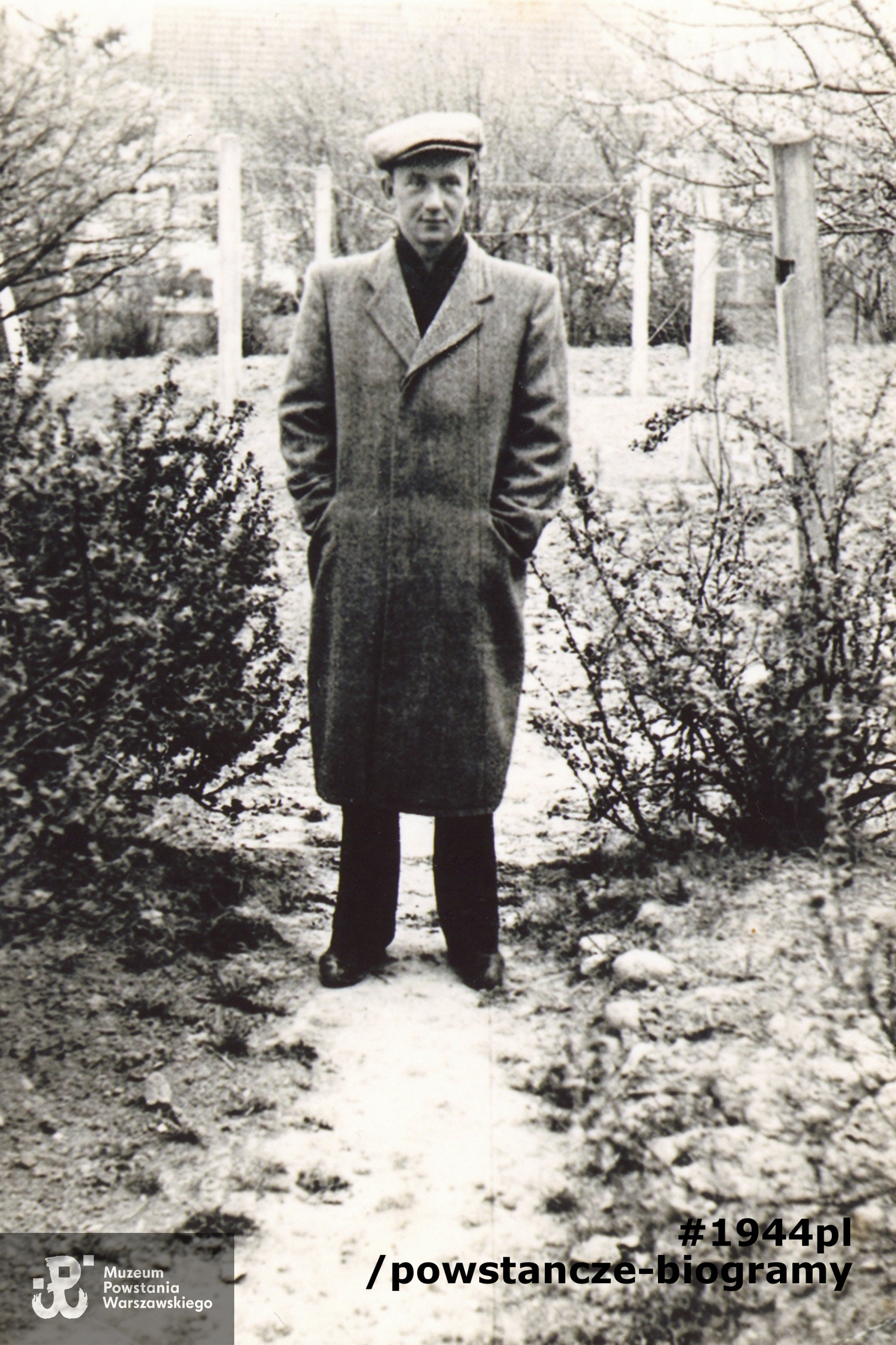 Janusz Brzeziński "Zan" po przyjeździe z Warszawy do Gdańska. Fotografia wykonana pomiędzy  1946 a 1948 rokiem, w ogrodzie domu przy ul. Wileńskiej. Fot. ze zbiorów rodzinnych p. Barbary Heleny Brzezińskiej - Jońcy, obecnie odbitka przekazana do zbiorów Muzeum Powstania Warszawskiego.