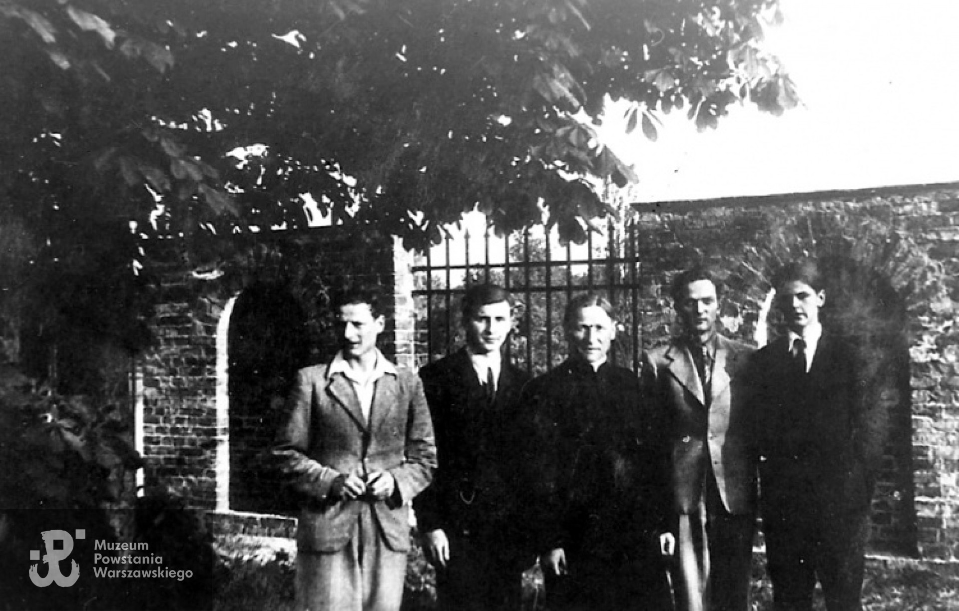 Witold Komar - stoi  drugi od lewej, rok 1942. Ze zbiorów MPW / przekazała Wanda Grobelkiewicz.