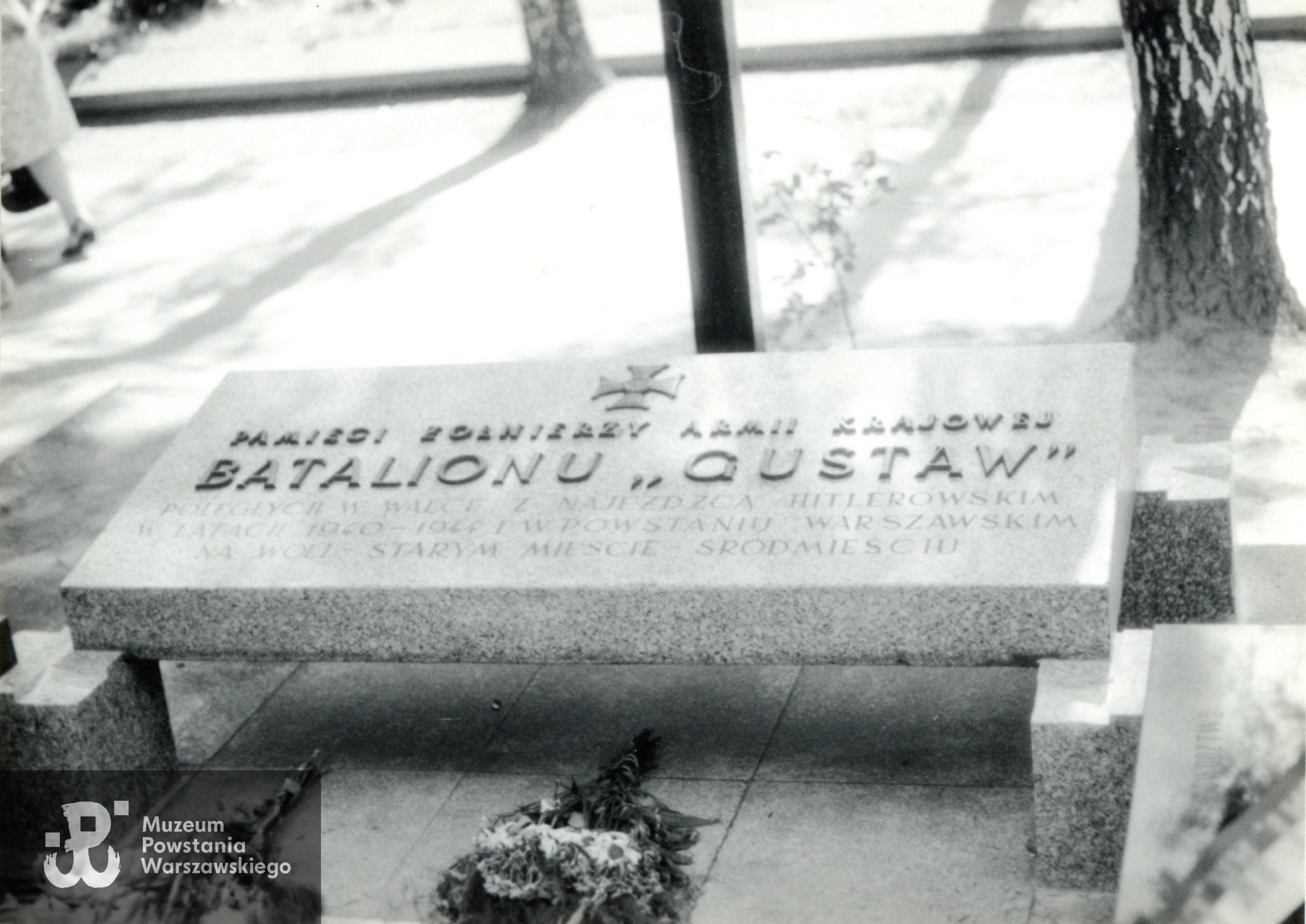 Fotografia powojenna pochodząca ze spuścizny po Zygmuncie Janie Raczyńskim ps. Zygmuś - uroczystości sierpniowe na Powązkach Wojskowych - kwatera batalionów Gustaw i Harnaś. Udostępnił p. Jerzy Raczyński, syn Powstańca.