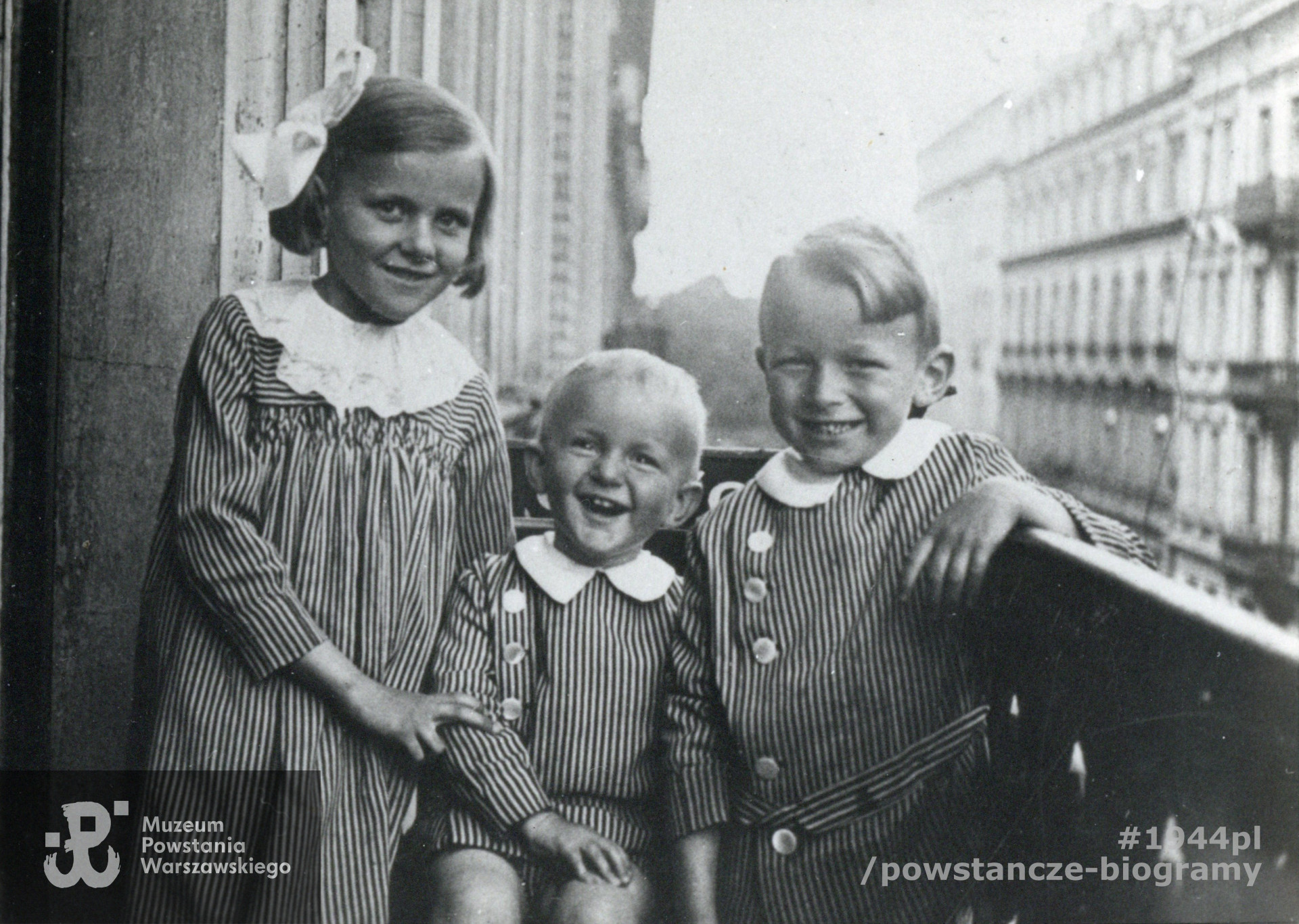 Warszawa 1934 rok. Na zdjęciu Alina Rutkowska (z lewej) z braćmi  Krzysztofem (z prawej) i najmłodszym Józefem (w środku).  Fot. ze zbiorów rodzinnych udostępnione przez p. Jana Polaczka, syna Aliny Polaczkowej z d. Rutkowskiej ps. Alina