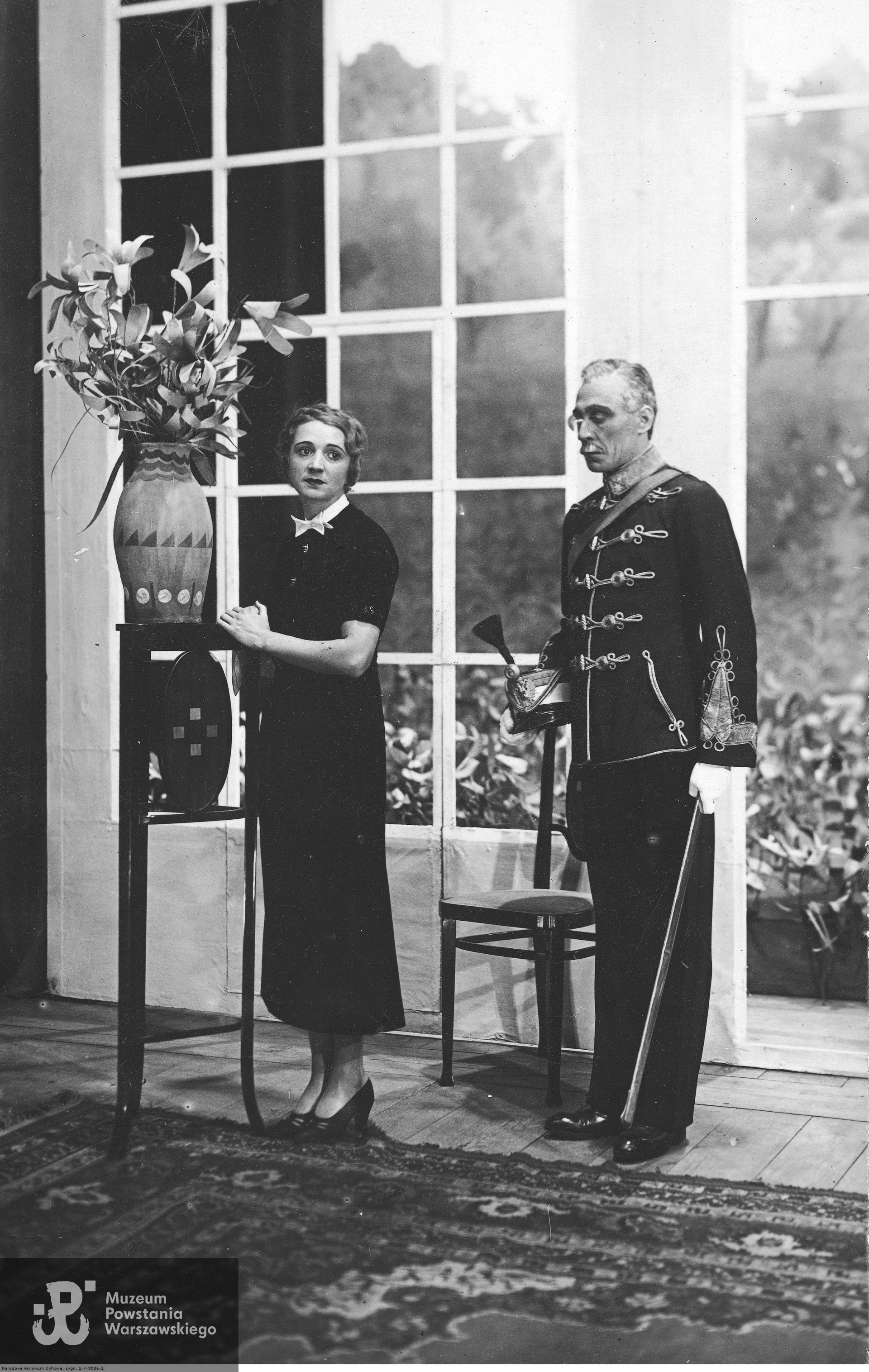 Operetka "Żółta Lilia" w Teatrze Miejskim w Bydgoszczy.  Maria Garielli jako Judyta Peredy i Lucjan Dytrych jako pułkownik huzarów. Ze zbiorów Narodowego Archiwum Cyfrowego - zespół Koncern Ilustrowany Kurier Codzienny - Archiwum Ilustracji, audiovis.nac.gov.pl