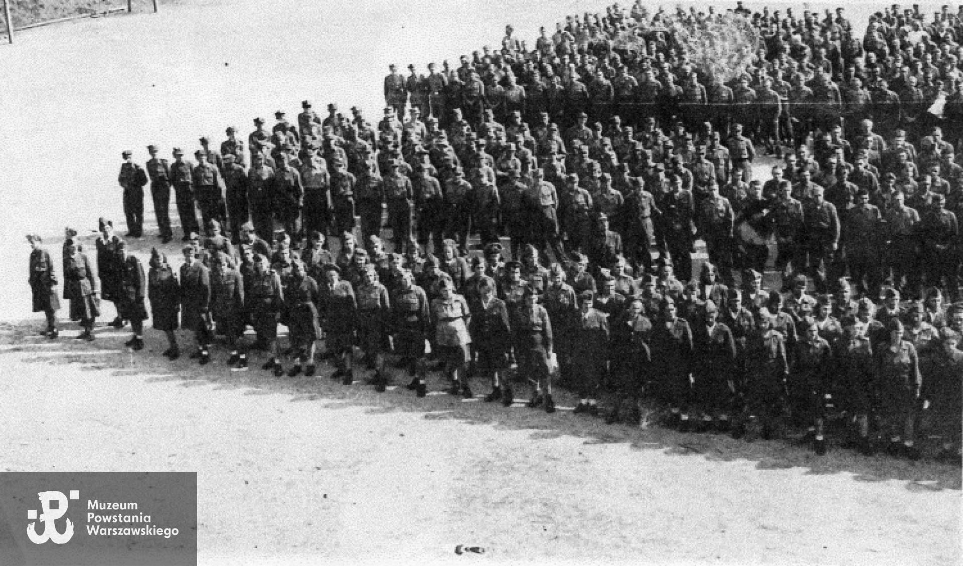 Weimar, 1945 : Irena Siwicka na prawym skrzydle, druga w II rzędzie. Fot. archiwum rodzinne / MPW