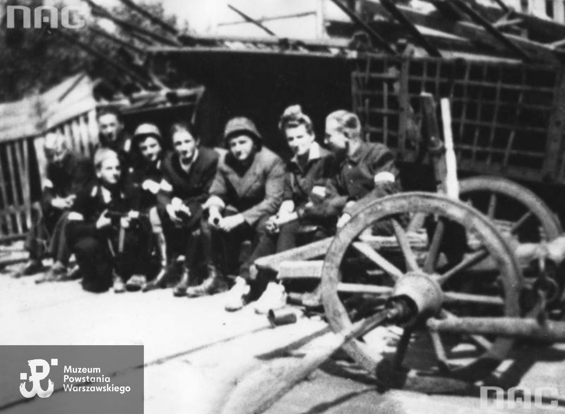 Odpoczynek żołnierzy na barykadzie w rejonie ul. Siennej. Od lewej: "Kajtek", "Pozorny", kpr. Mirosław Biernacki "Generał", NN, "Starża", "Lampart", "Wanda", "Zielony". Fot. ze zbiorów NAC <i> [www.audiovis.nac.gov.pl] </i>