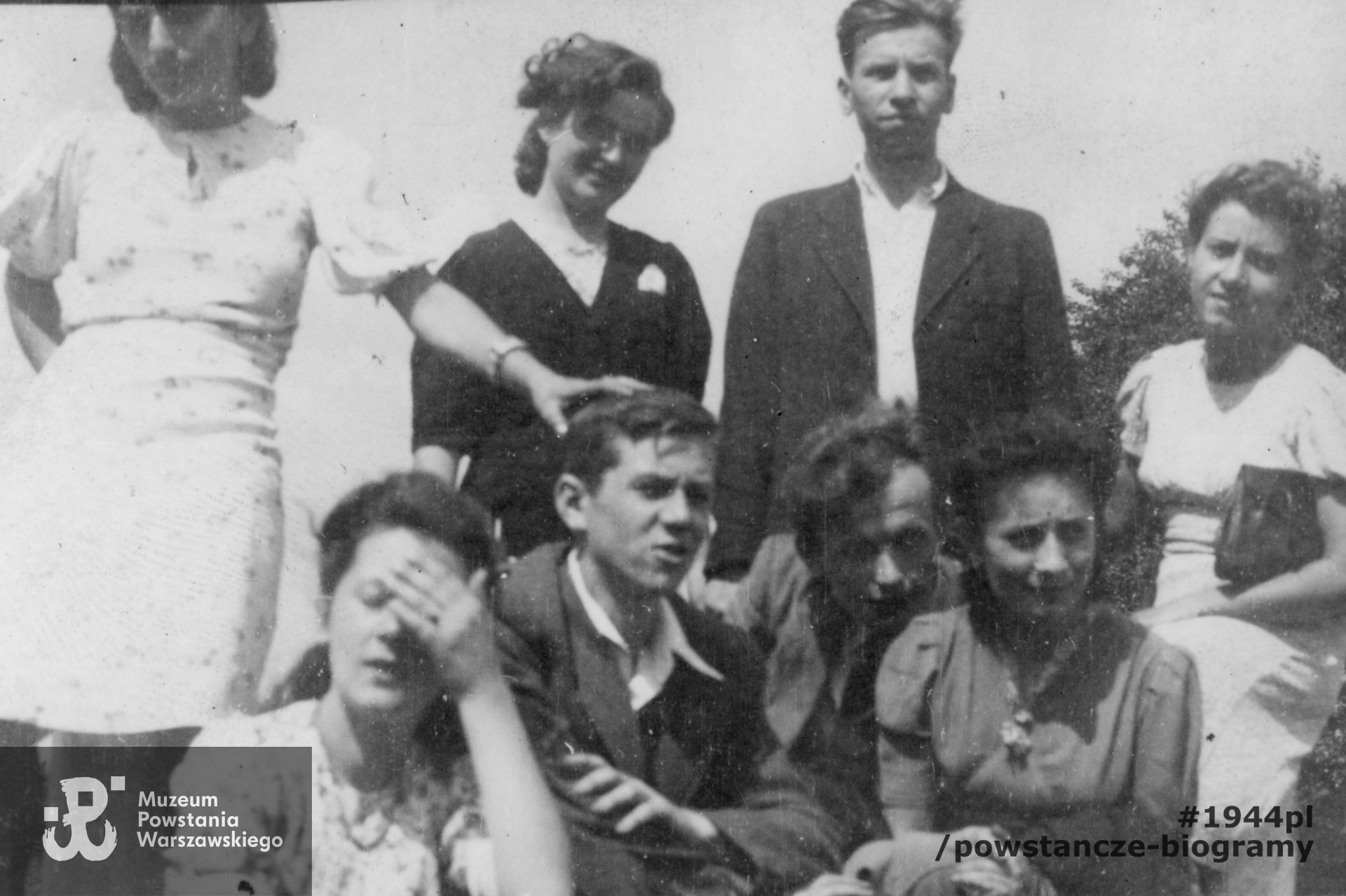 Eugeniusz Piasecki "Konrad" stojący za kolegami, w ciemnej marynarce i jasnej koszuli, poniżej - drugi od lewej siedzi Zbyszek Łyżwiński, na fotografii także Niuśka Pytko. Fot. z archiwum rodzinnego p. Lecha Piskorskiego