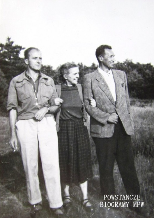 Józefów, około 1958 roku. Stoją od lewej Lech "Ran"Rokicki, J.Kłopocka i J. Stachniuk. <ul>  Fot. z archiwum rodzinnego Lecha "Rana" Rokickiego, udostępnił p. Tomasz  Szczepański</ul>