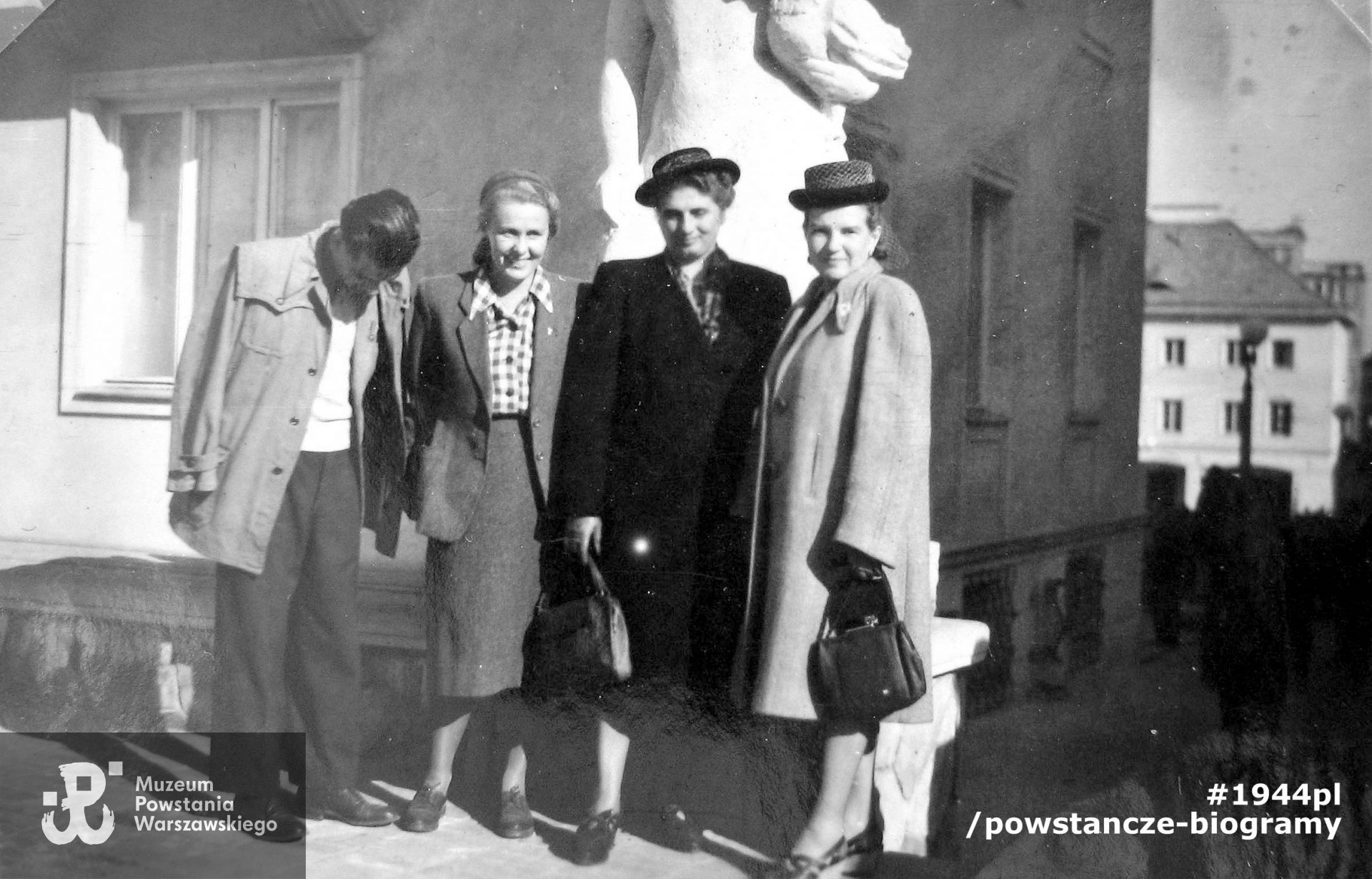 Fotografia powojenna wykonana w Warszawie, po prawej Adela Dąbrowska, obok członkowie rodziny Kuhn. Fot. udostępniła p. Ewa Kuhn-Dyczkowska