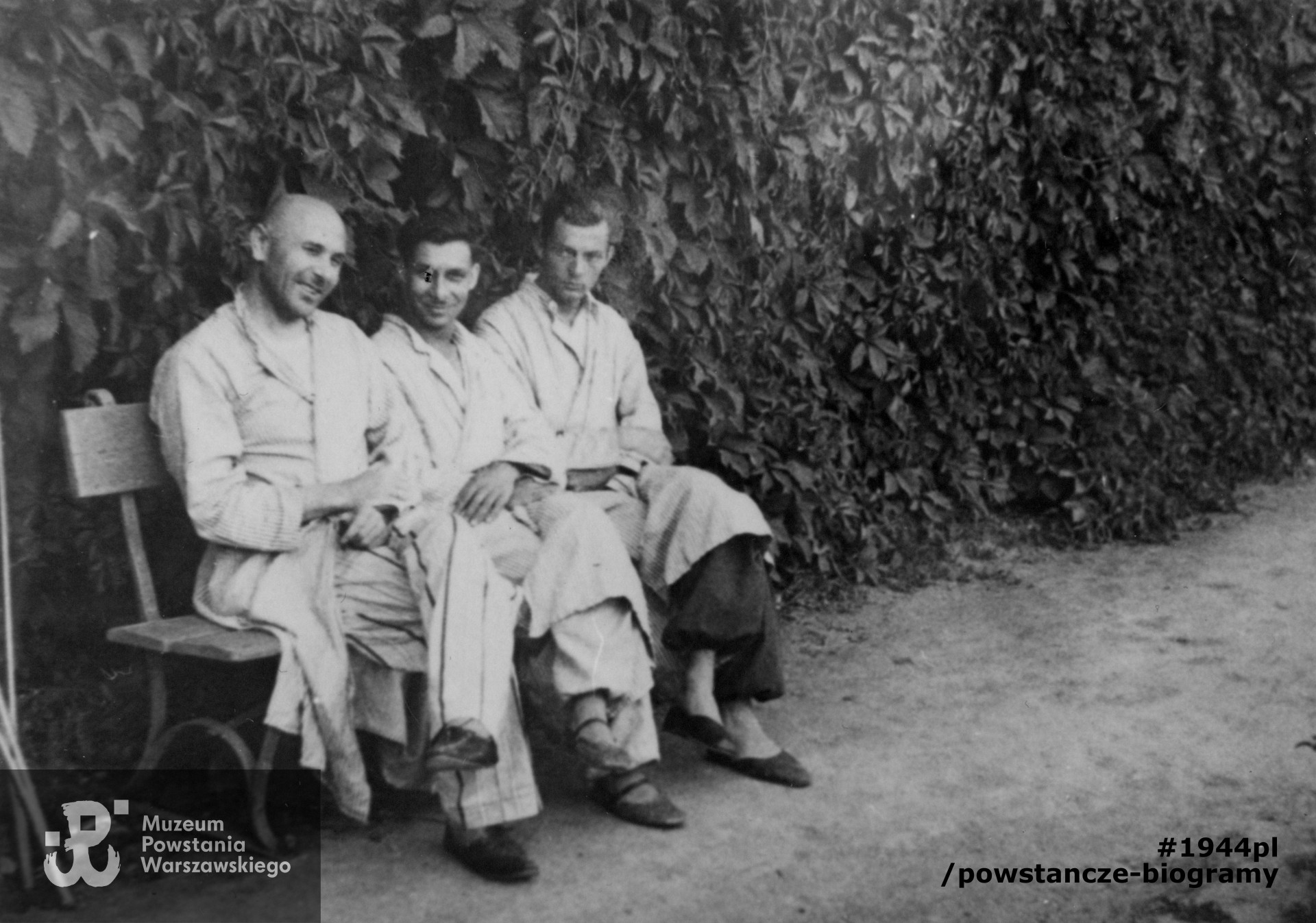 Szpital Wolski, 23 sierpnia 1940 roku. Na ławce odpoczywają kpt. pilot Antoni Klimas (1900-1949), Konstanty Jerzy Kiersnowski, kpr. pchor. Józef Chmielnik.  Fot. z archiwum rodzinnego p. Jolanty Stasiak z d. Kiersnowskiej