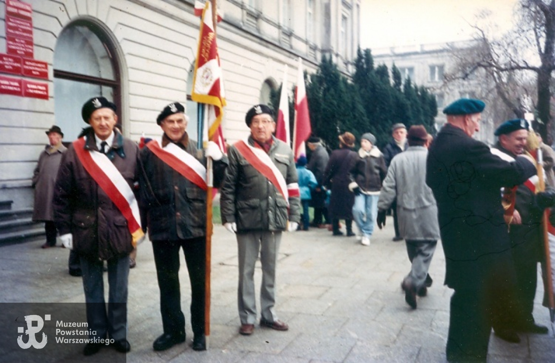 Dionizy Piotr Mazur "Piotrek" ze sztandarem w czasie uroczystości Święta Niepodległości 11 listopada 1995 roku.