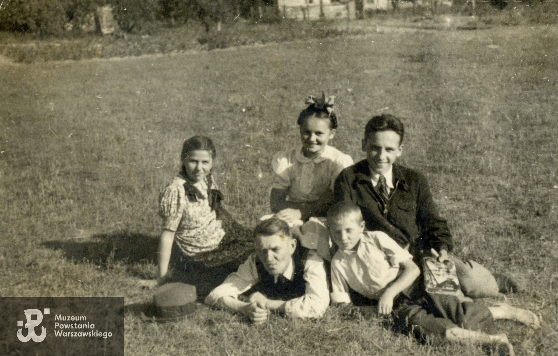 Miejsce letnich wyjazdów pod Warszawę - Strachówka w pow. wołomińskim, prawdopodobnie 1943 rok.  Z prawej w ciemnej marynarce Edward Kwiatkowski „Edek”, „Czarny", za nim siostra Henryka (w jasnej sukience i z kokardą na  głowie). Fot. ze zbiorów rodzinnych,  udostępniły  p. Dorota Zbiegniewska-Lech i p. Anna Zbiegniewska-Lis, siostrzenice Powstańca. Skany wykonano w Muzeum Powstania Warszawskiego w lutym 2024 r. 