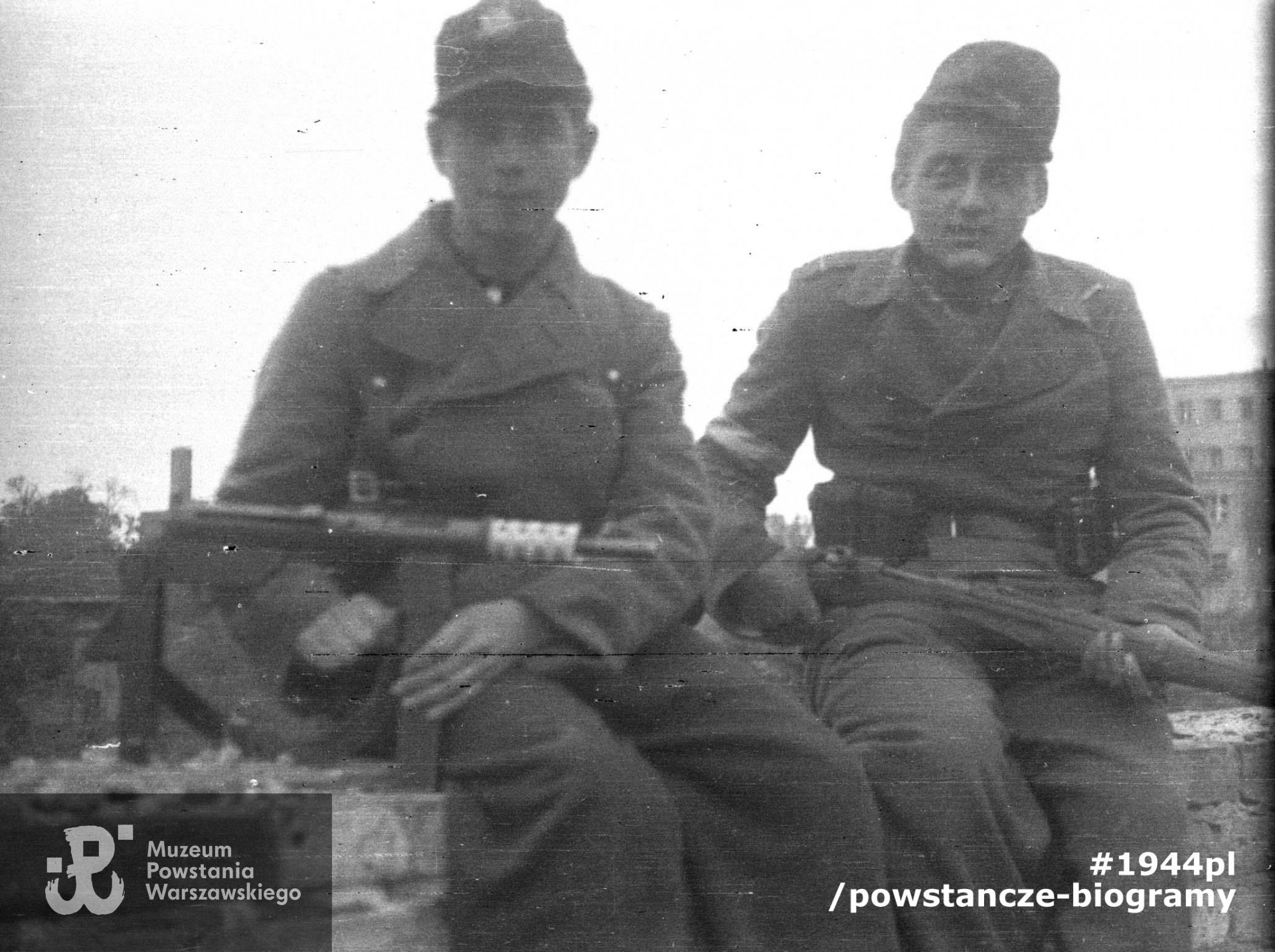 Powstanie Warszawskie. Siedzą od lewej: Kazimierz Gabara ps. „Łuk” i  Zdzisław Michalski ps. „Sokół”. Autorem zdjęcia jest Jerzy Michalski, fot. ze zbiorów Muzeum Powstania Warszawskiego