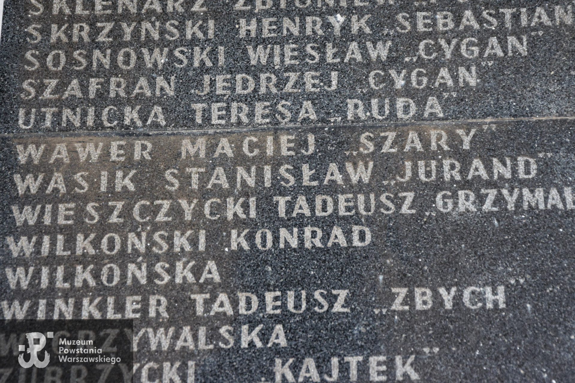 Tablica w krużgankach kościoła św. Antoniego Padewskiego oo. Franciszkanów Reformatorów ul. Senatorska 31/33.  Fot. Mirosław Szymczak