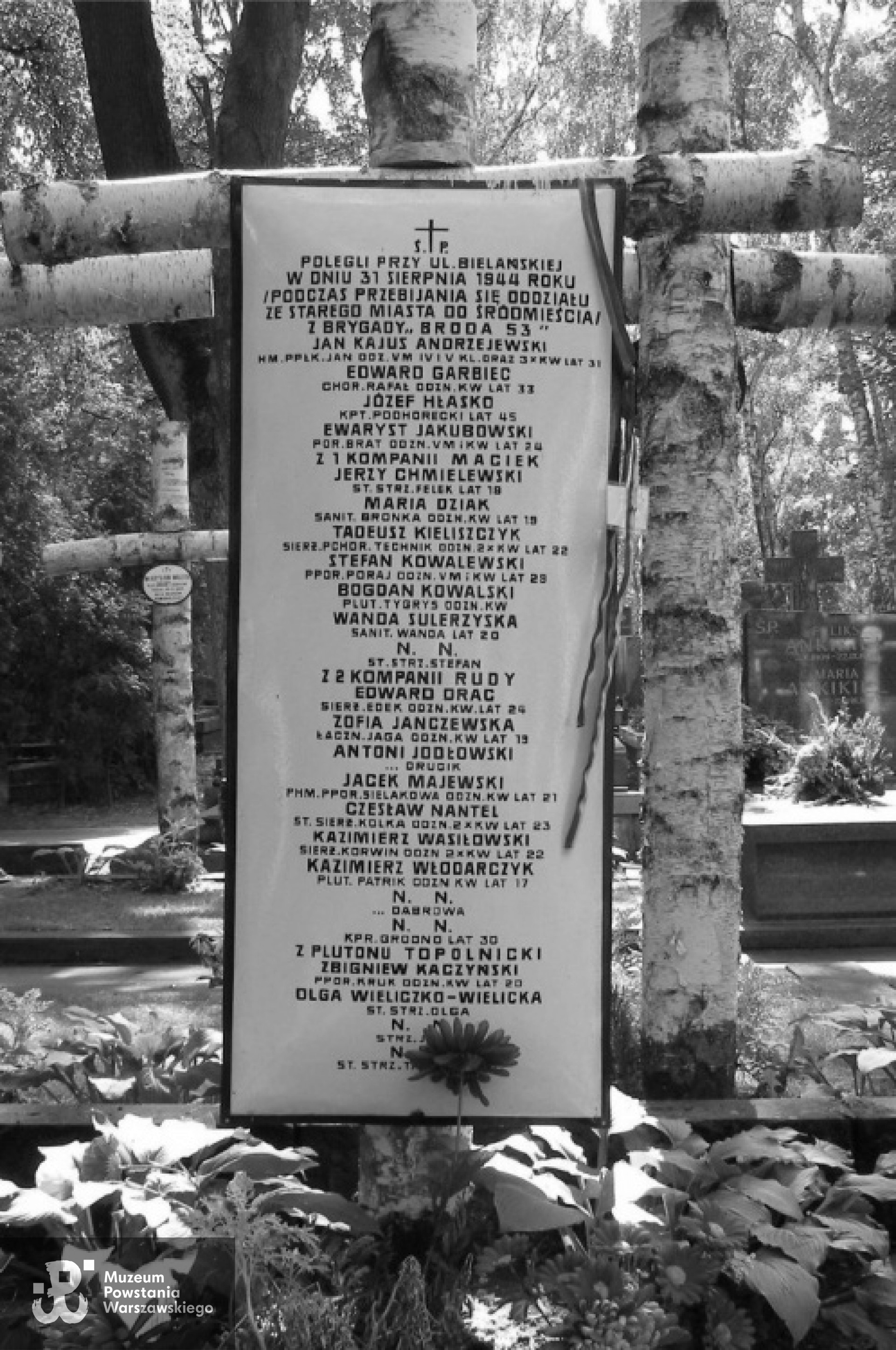 Cmentarz Wojskowy na Powązkach, kwatera żołnierzy batalionu "Zośka" - A 20, rząd 5, grób 13 (mogiła zbiorowa żołnierzy poległych w rejonie Bielańskiej podczas przebicia oddziałów do Śródmieścia, 31-08-1944 r.)