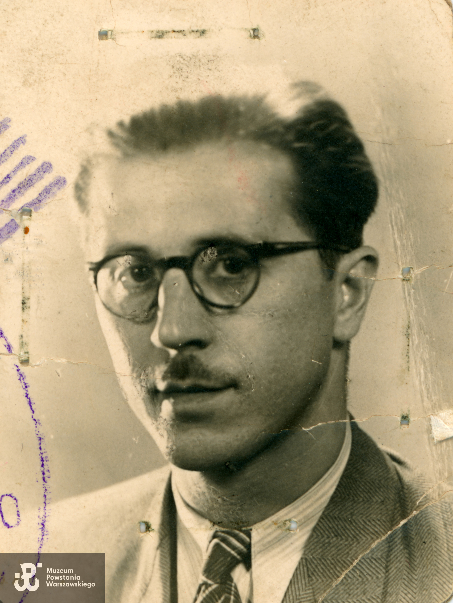 por. Mieczysław Łowiński "Olimpiusz" (1908-1979). Fotografia portretowa, lata 30-te XX w. Ze zbiorów Muzeum Powstania Warszawskiego, sygn. MPW-IP/11000 (P/8965/18), dar p. Ewy Łowińskiej