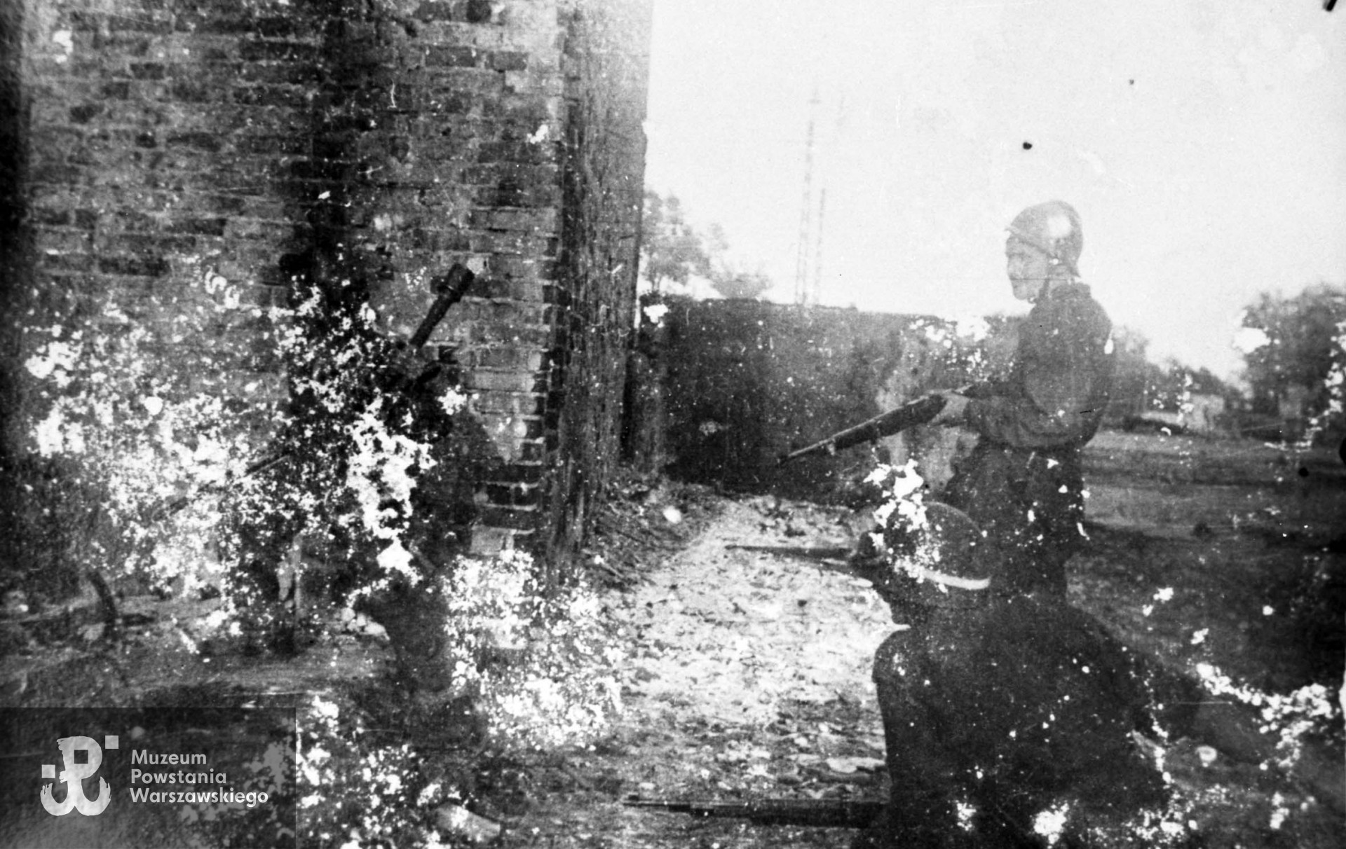 Fotografia z Powstania Warszawskiego. NN powstaniec i strz. Stefan Komornicki "Stadion" (stoi) z Kompanii B-1 Batalionu "Bałtyk" Pułku "Baszta". Ze zbiorów Muzeum Powstania Warszawskiego, sygn. MPW-IH/1008