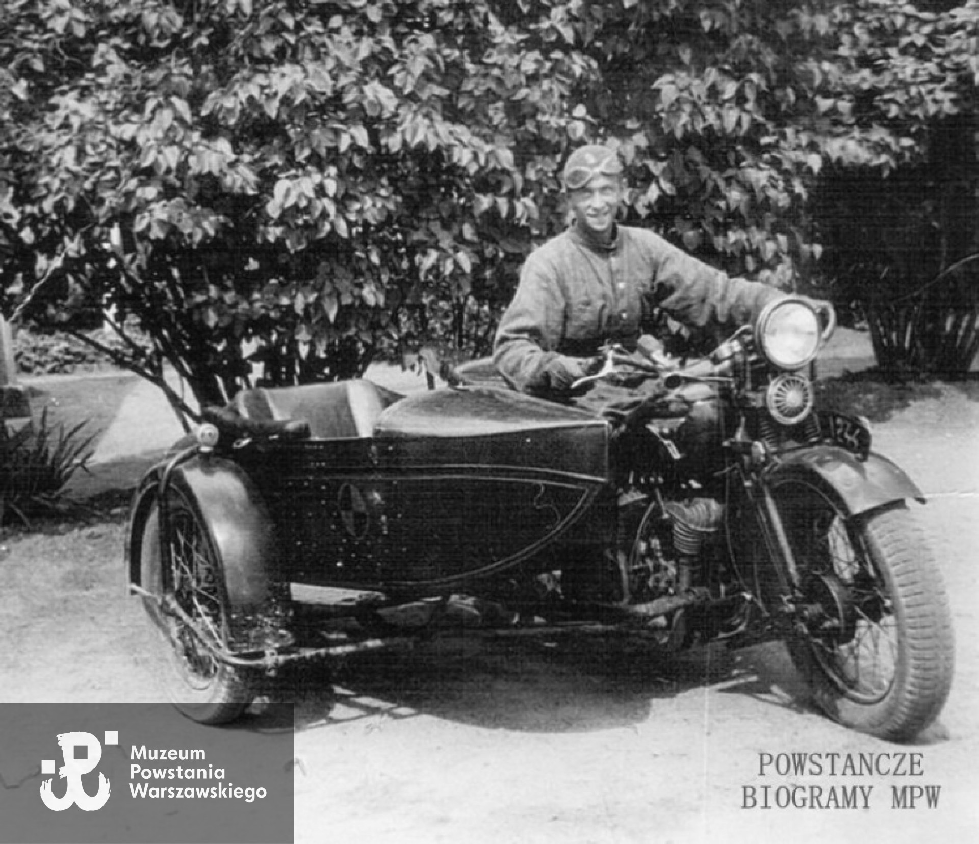 Na motocyklu "Sokół 1000" w lekkim uniformie wojsk. ok.1938 r. Fot. z archiwum rodzinnego syna Eugeniusza, p. Piotra Lubieńskiego. Udostępnił Krzysztof Lubieński.