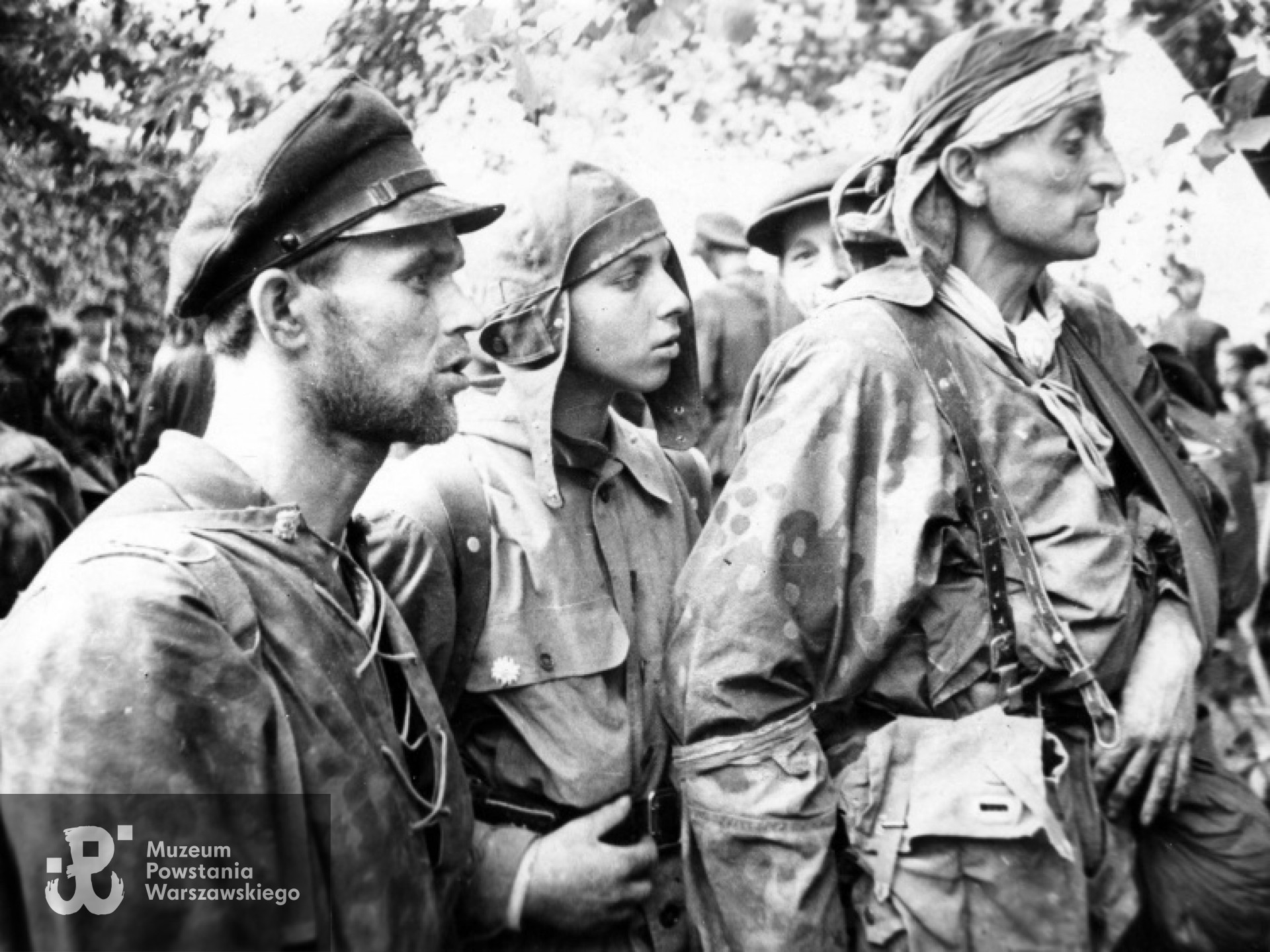 Powstanie Warszawskie, wrzesień 1944 r. powstańcy ze Starego Miasta po wyjściu z kanałów w ogrodzie na ul. Wareckiej. Janusz Gutzman "Lis" w środku