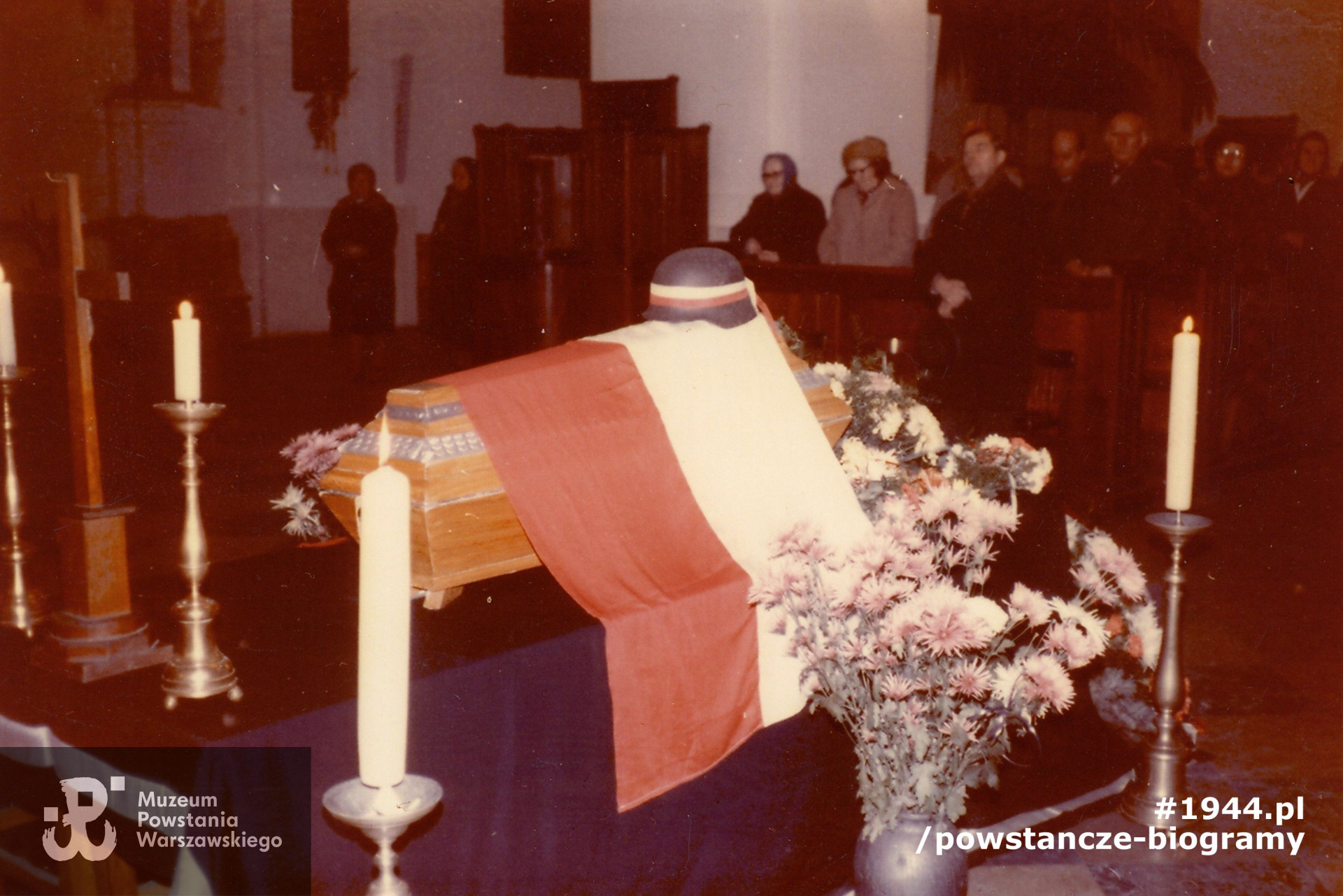 1972 rok : przywiezienie prochów Józefa Domagały „Ziutek” do Polski, uroczystoiści pogrzebowe. Fot. ze zbiorów Muzeum Powstania Warszawskiego, sygn.  P/2122, dar  p. Eugeniusza Domagało

