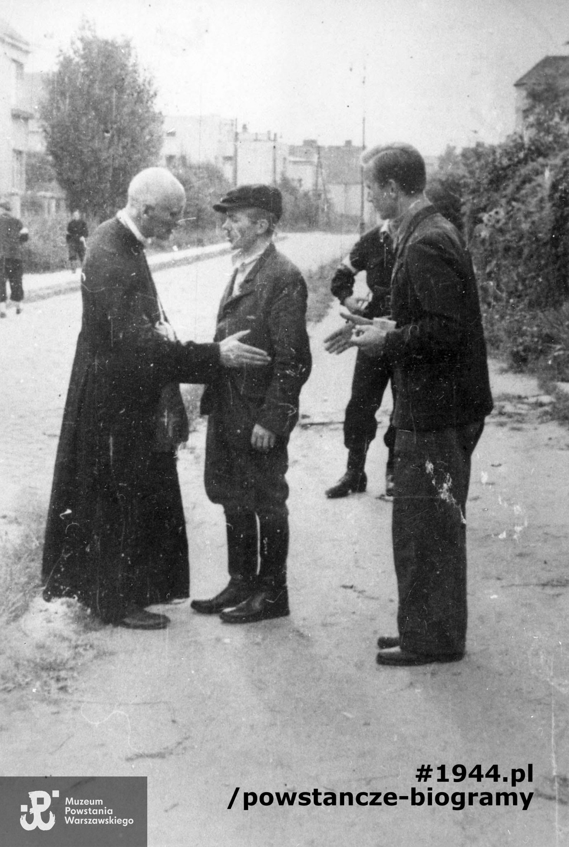 Fotografia z Powstania Warszawskiego. Żoliborz, żołnierze Zgrupowania "Żaglowiec". Ppłk ksiądz Zygmunt Trószyński "Alkazar" w rozmowie z kpt. Marianem Kamińskim "Żaglowiec" ,"Jur", dowódcą Zgrupowania (pośrodku) i ppor. Zenonem Czarnomskim "Krzew" adiutantem "Żaglowca" na ul. Pogonowskiego 19. Fot. ze zbiorów Muzeum Powstania Warszawskiego, sygn. MPW-IH/4267